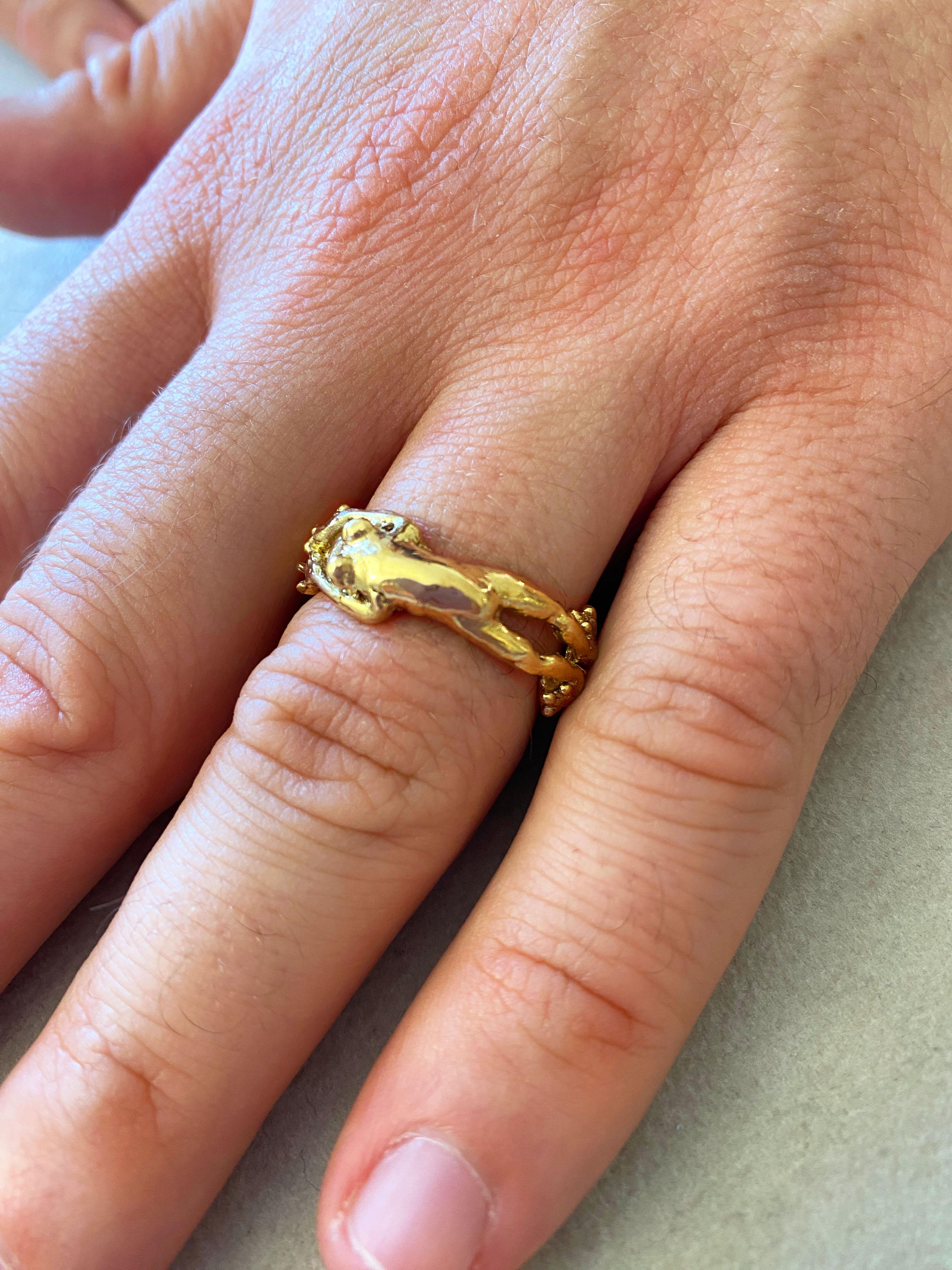 Rossella Ugolini Or Jaune 18k Personalise Frog Wedding Band Man Ring Size 10 US.
Hauteur de la bande mm7 
Grenouille artisanale sautant sur la bague de l'anneau et formant une forme unique.
La grenouille sculptée à la main saute sur le bracelet,