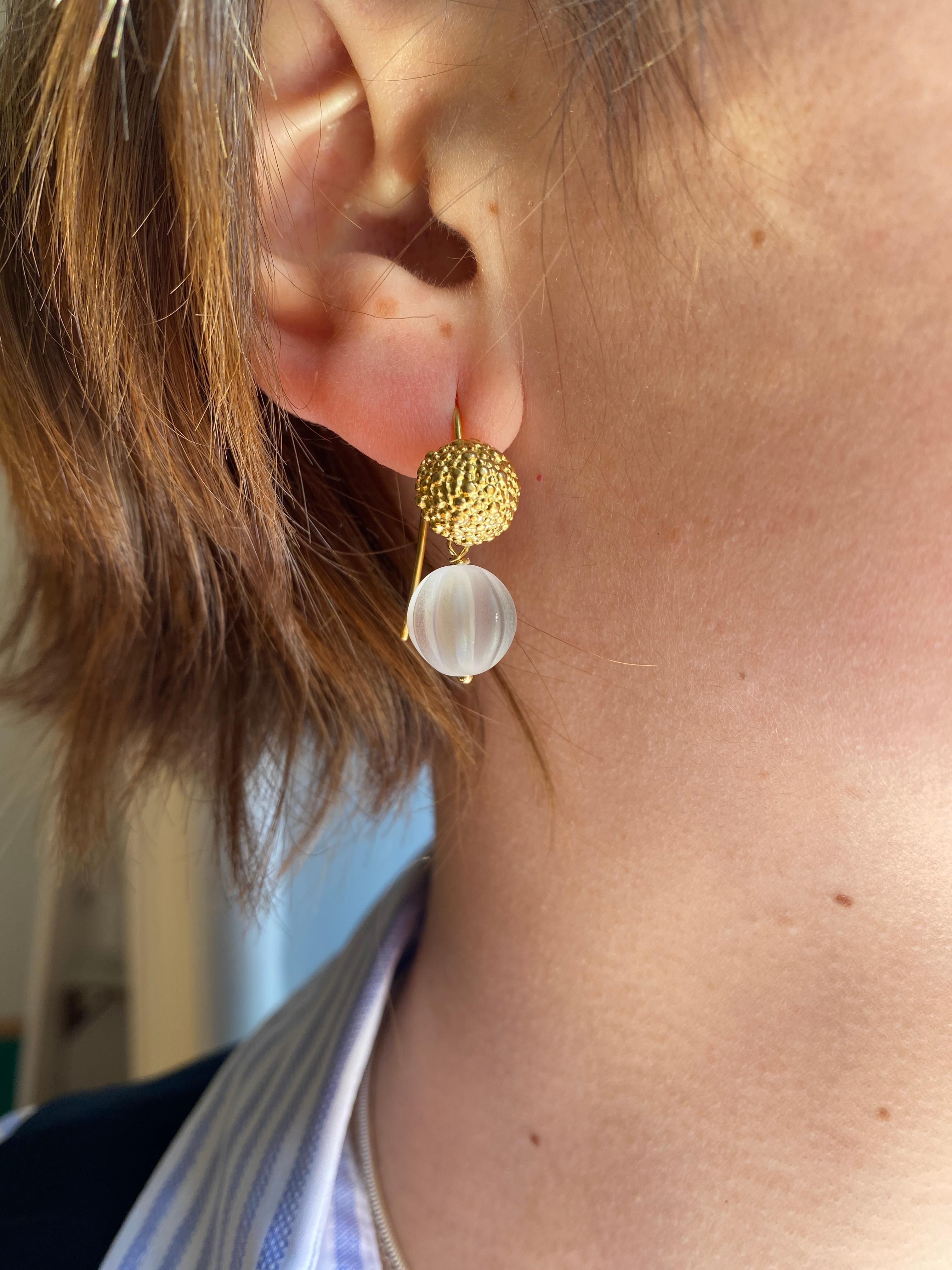 Moderne Rossella Ugolini Boucles d'oreilles en or jaune 18 carats avec cristal de roche Hammer en vente