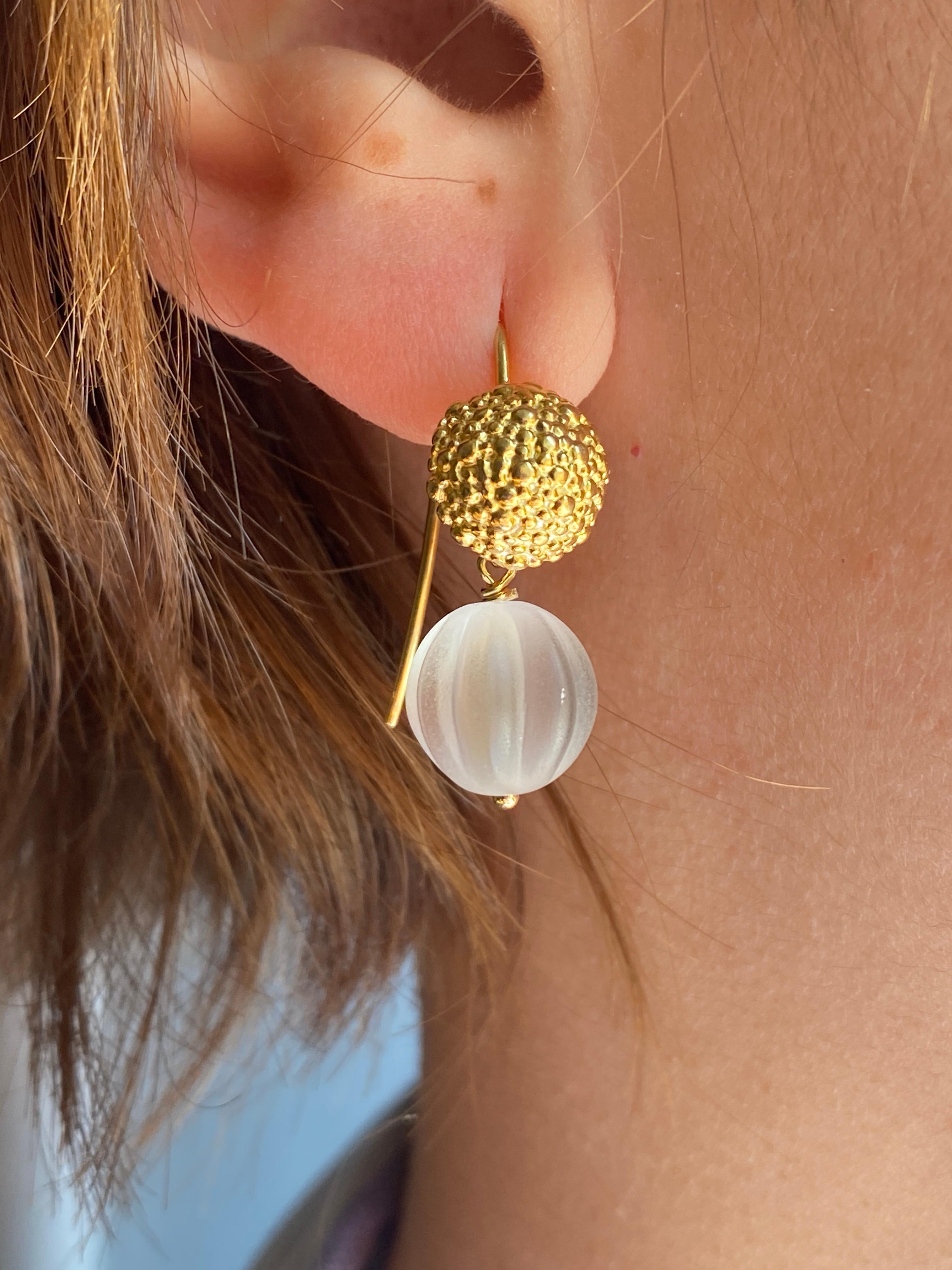 Rossella Ugolini Boucles d'oreilles pendantes à levier en or jaune 18 carats et cristal de roche martelé Fabriquées en Italie.
Un demi cercle martelé fait main est placé sur le lobo auquel est enchaînée une perle de cristal de roche nodulaire