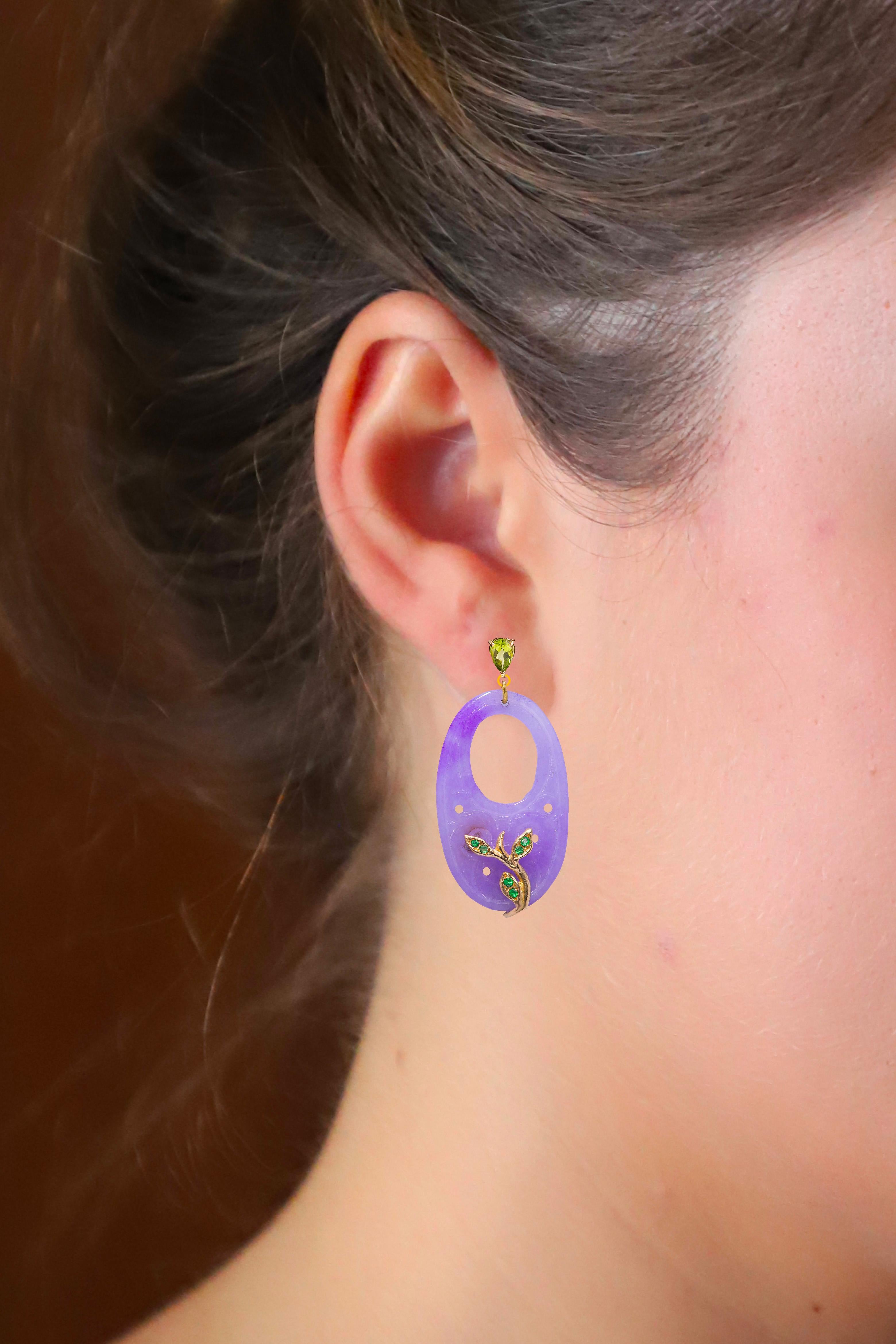 Rossella Ugolini Orecchini pendenti in oro giallo 18k con quarzo rosa e peridoto . Prodotto in Italia. Orecchini pendenti, edizione limitata realizzati meticolosamente a mano in oro giallo 18 carati, quarzo rosa intagliato di colore viola, tormalina
