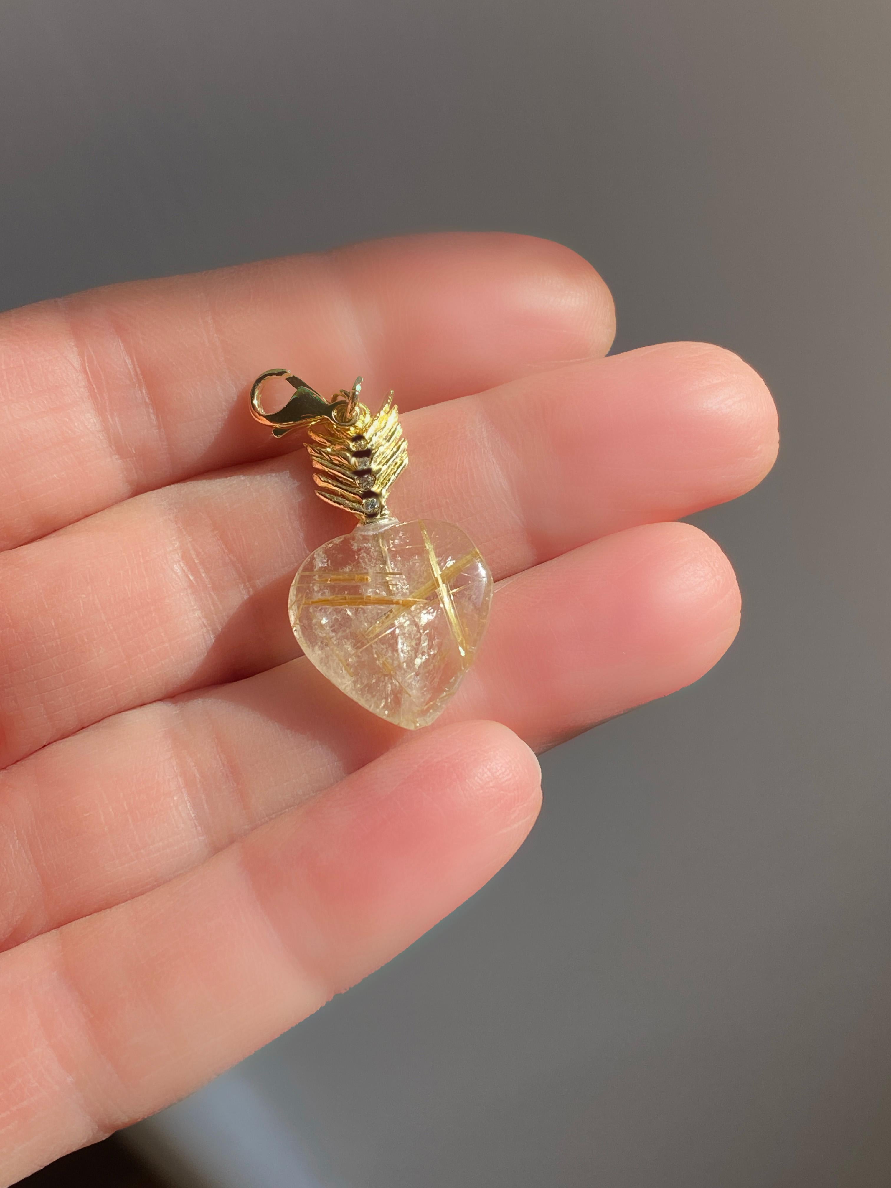 Contemporain Rossella Ugolini, breloque en or jaune 18 carats, quartz rutile et diamants blancs en vente
