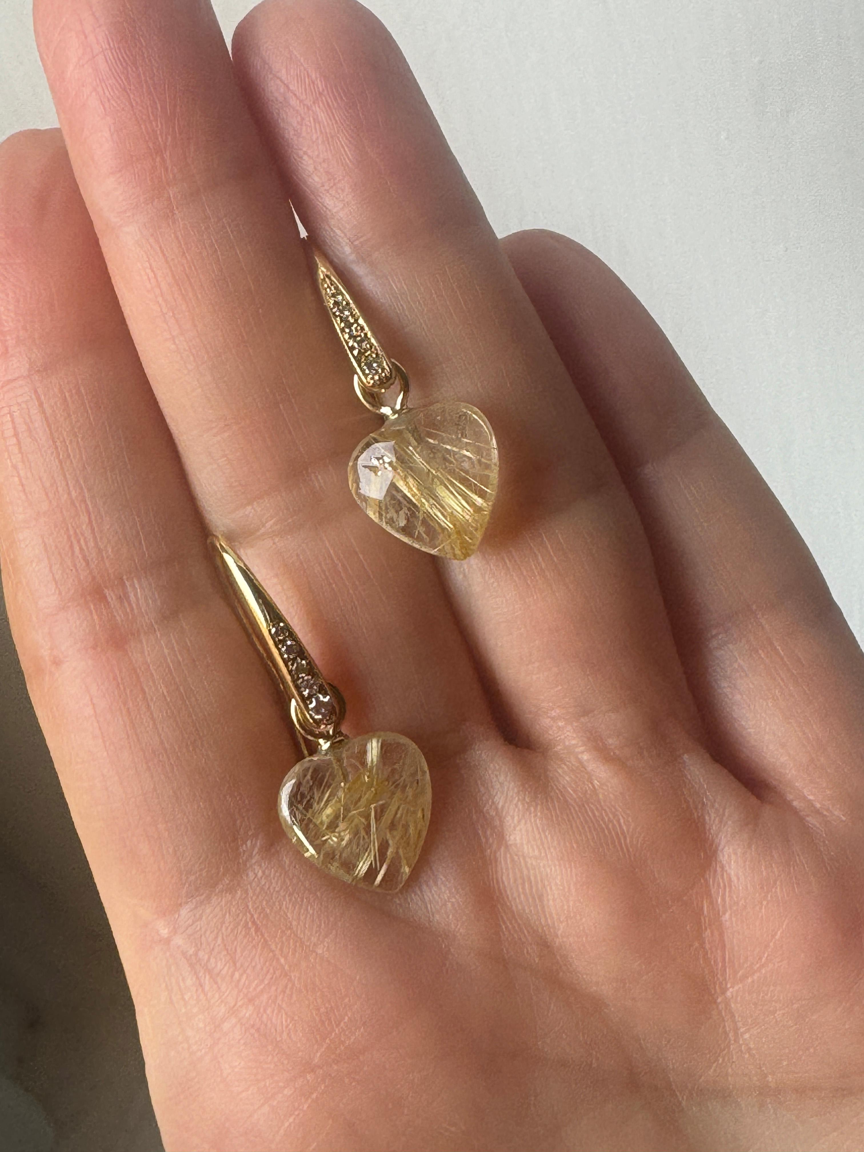 Rossella Ugolini, or jaune 18 carats  Boucles d'oreilles cœur en quartz rutile et diamants blancs en vente 1