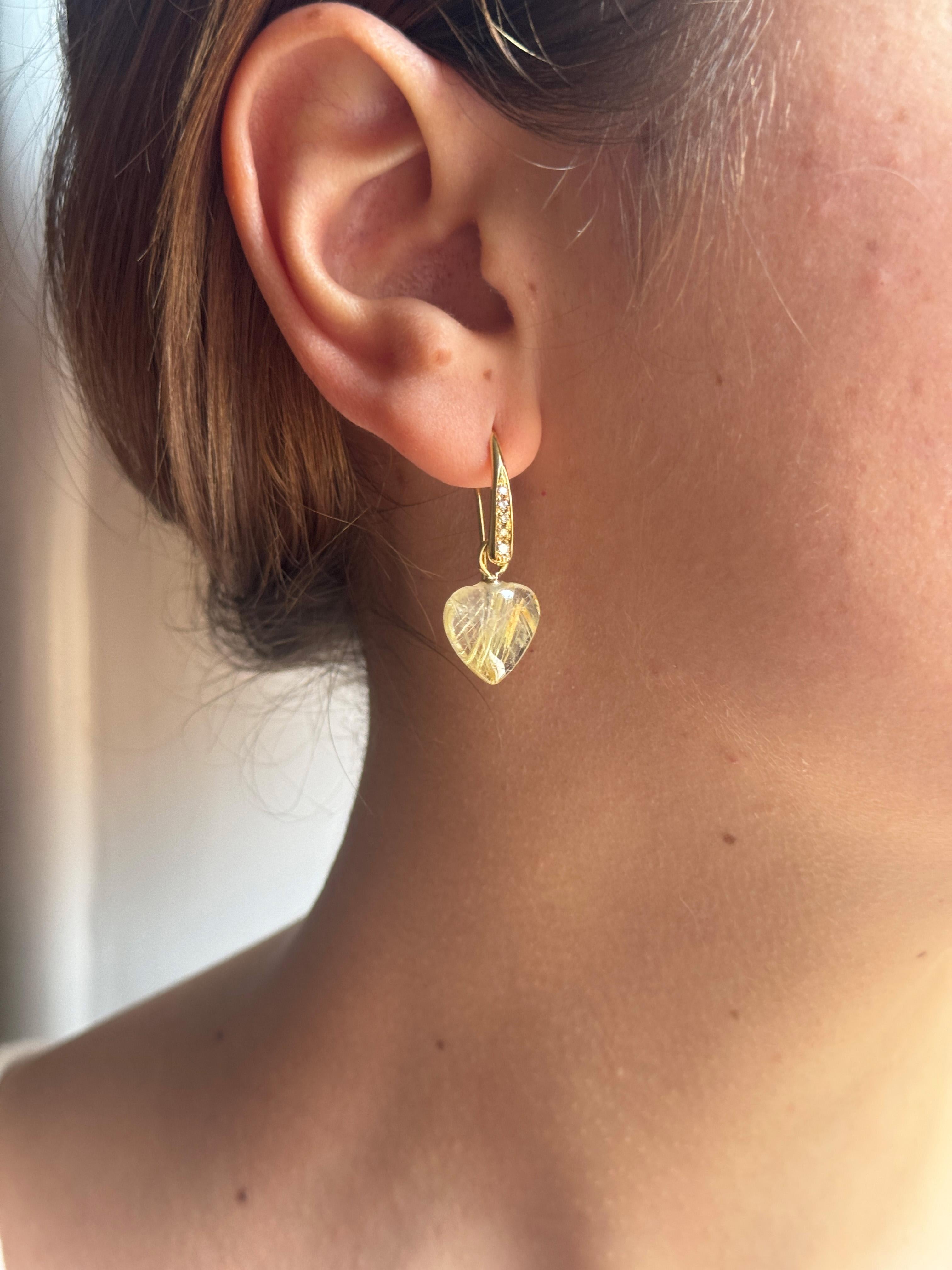 Rossella Ugolini, or jaune 18 carats  Boucles d'oreilles cœur en quartz rutile et diamants blancs en vente 2