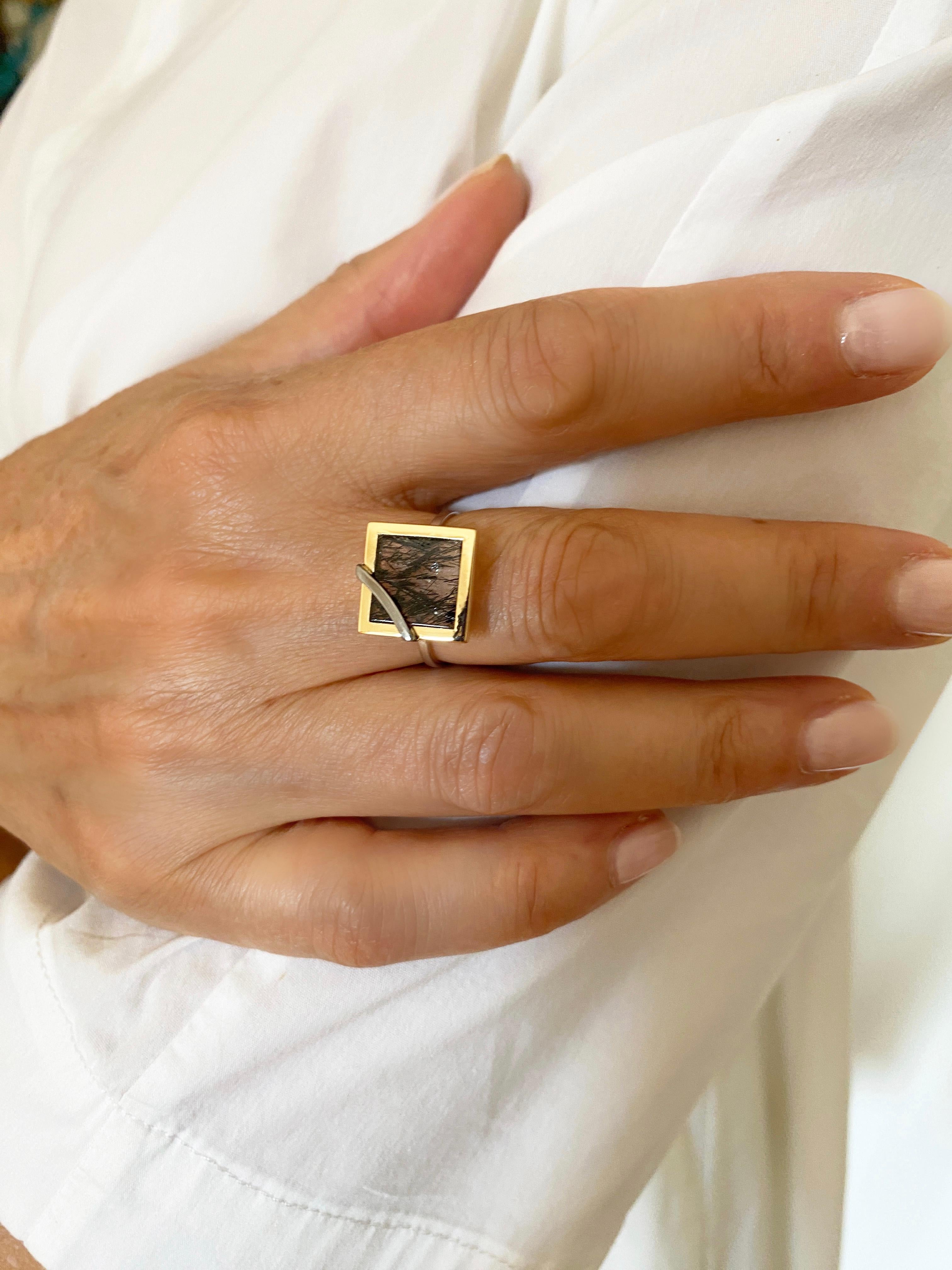 Quadrato Rossella Ugolini Anello Signet Uomo con tormalina rutilata in oro giallo 18 carati in vendita