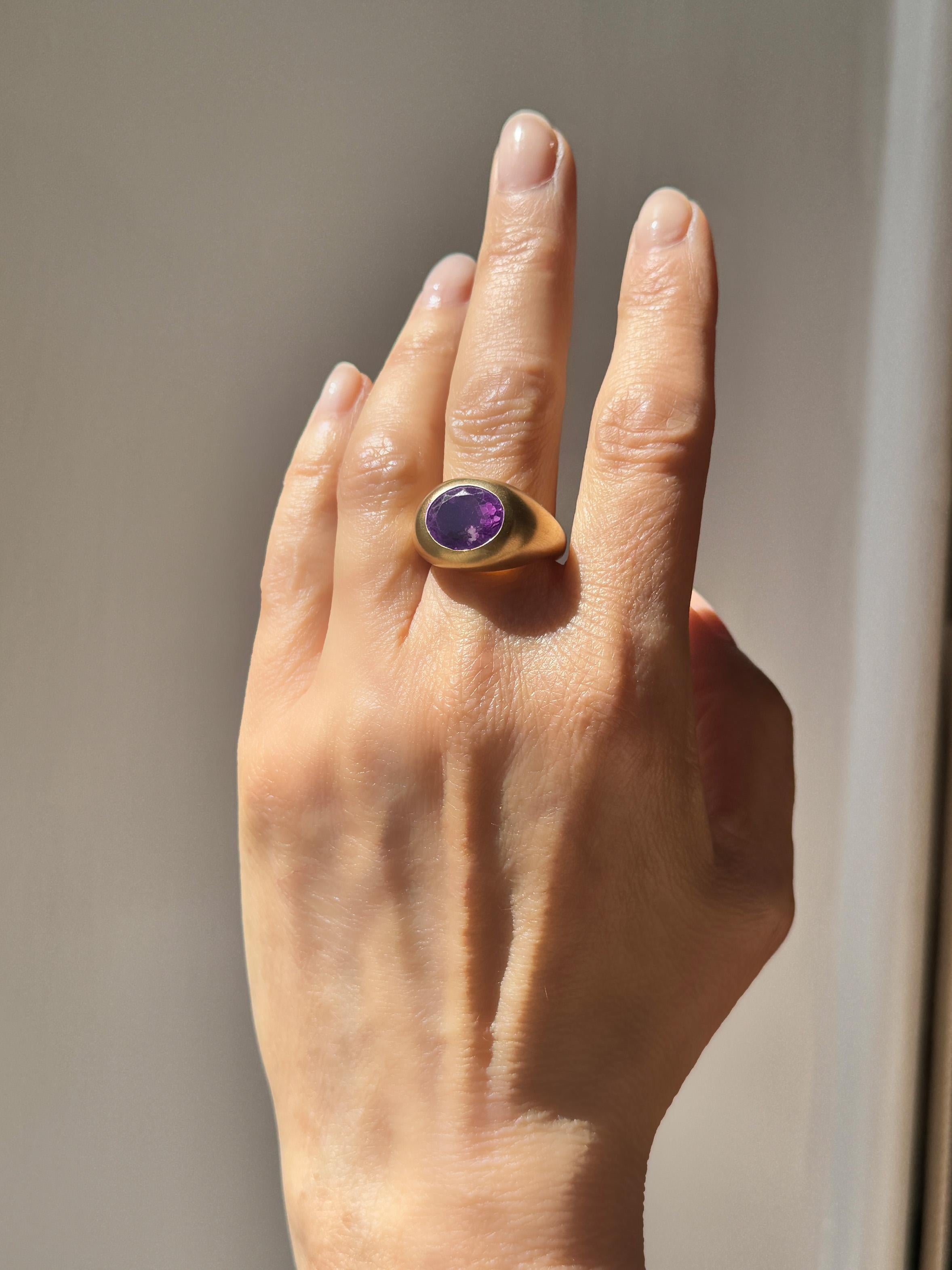 Rossella Ugolini 18K Yellow Gold Satin Oval Amethyst Cocktail Ring Made in Italy im Angebot 4