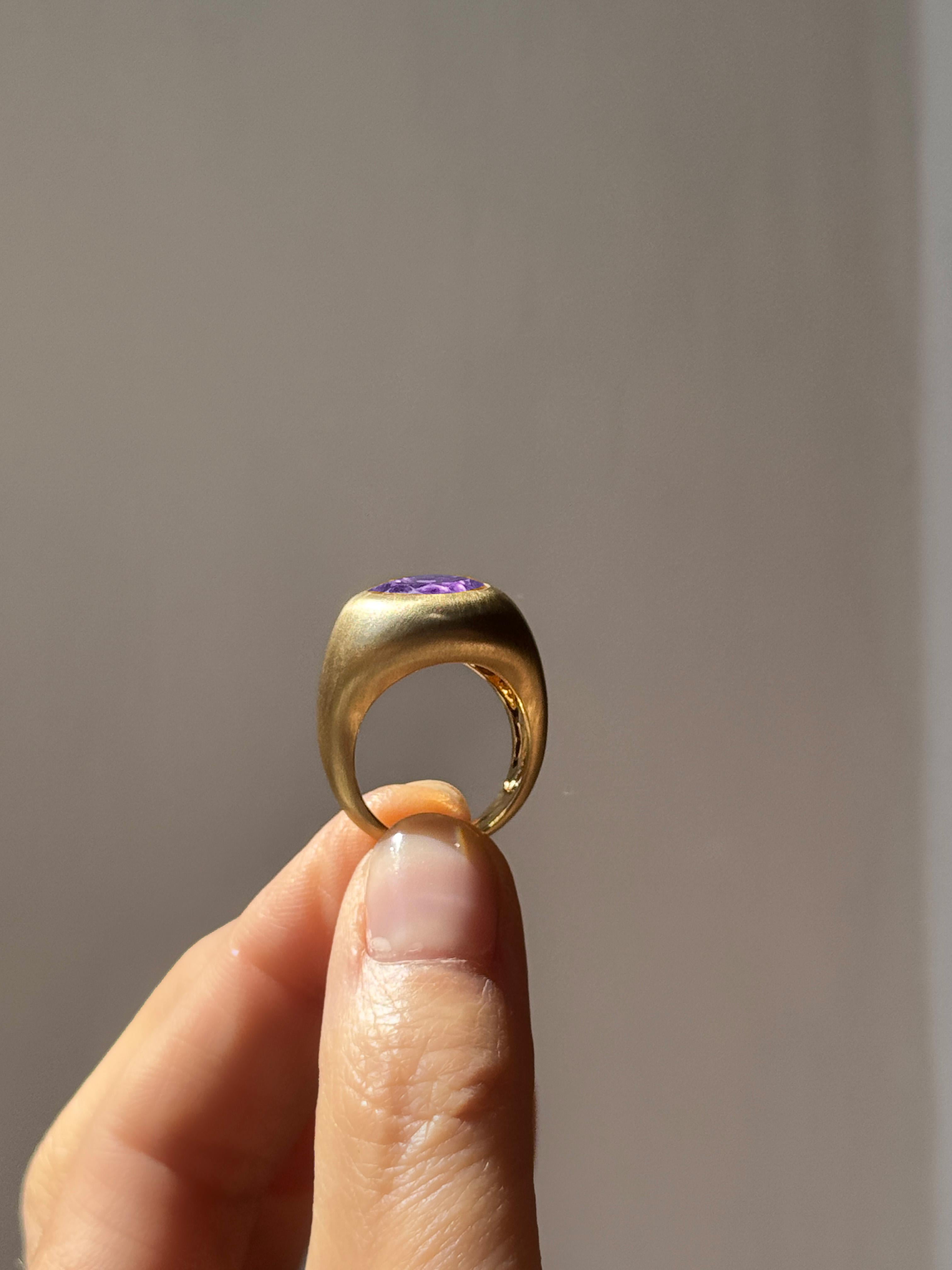 Rossella Ugolini Bague cocktail en or jaune 18 carats avec améthyste ovale satinée Fabriquée en Italie en vente 5