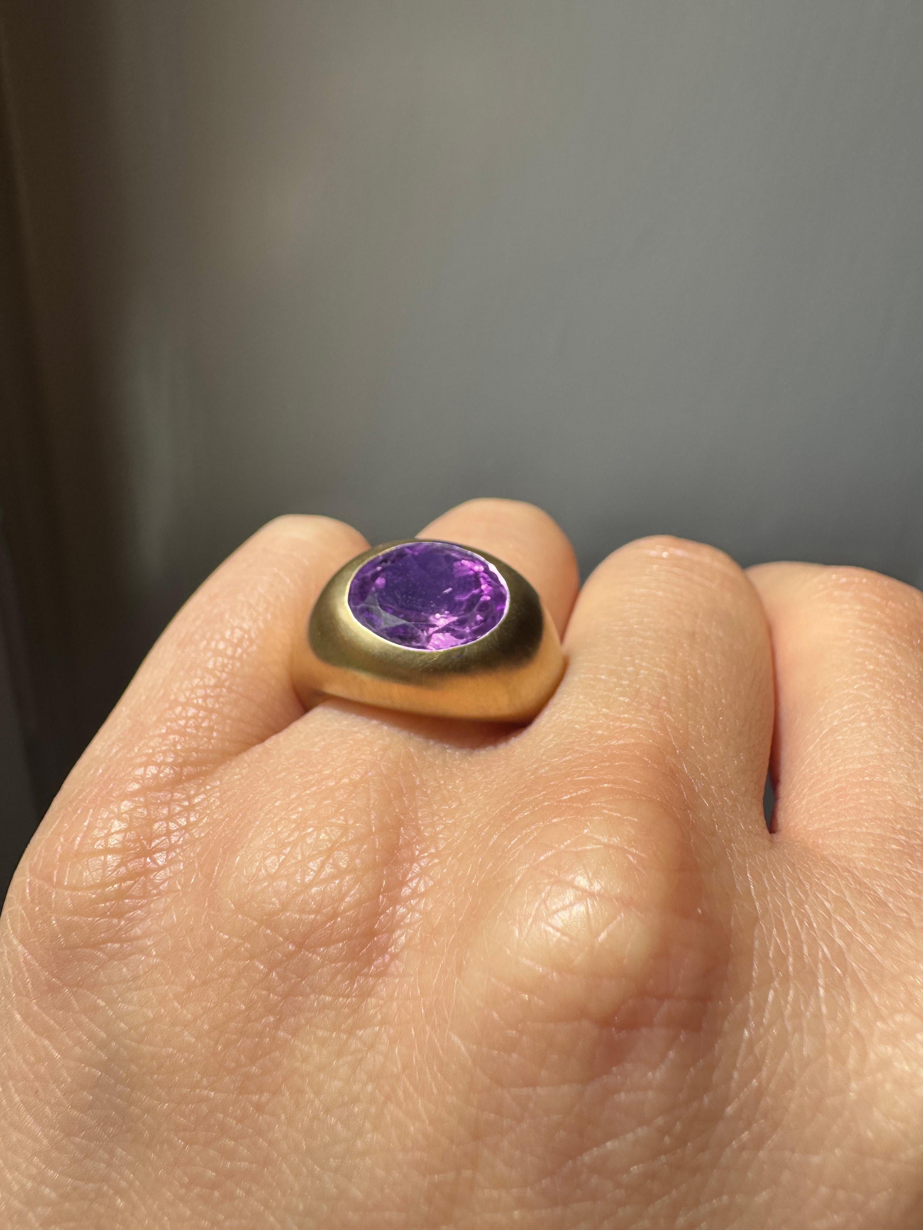 Rossella Ugolini 18K Yellow Gold Satin Oval Amethyst Cocktail Ring Made in Italy für Damen oder Herren im Angebot