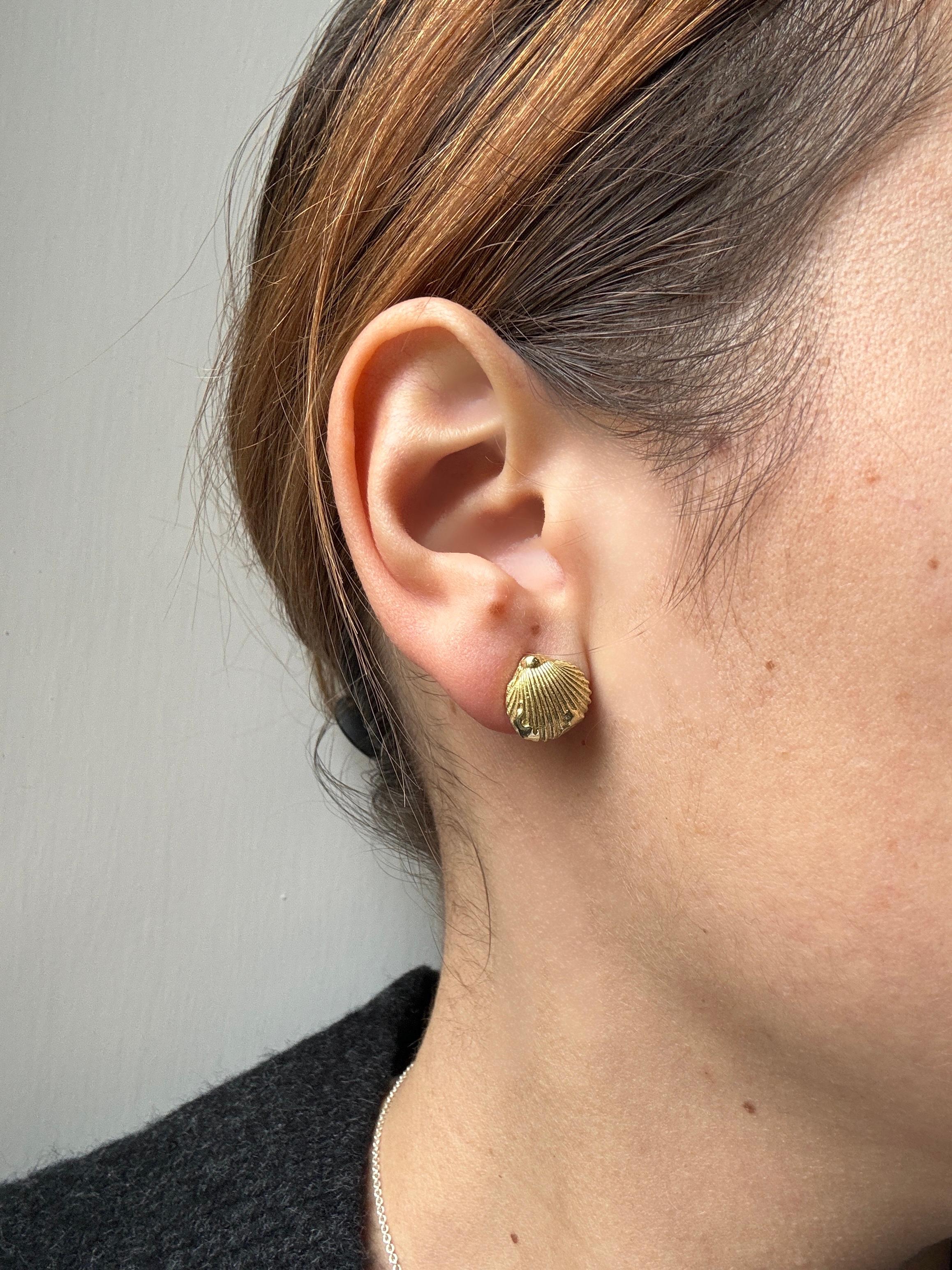 Rossella Ugolini, clous d'oreilles unisexe en or jaune 18 carats avec coquillages en vente 7