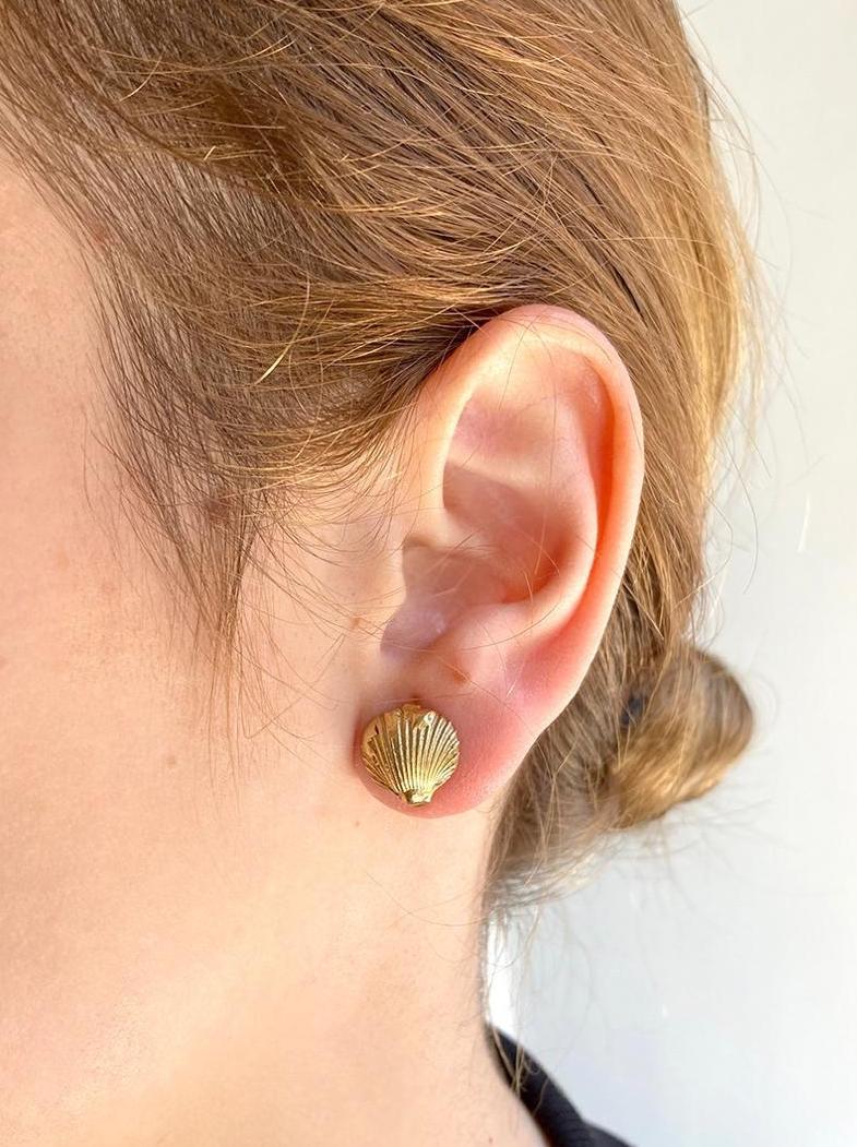 Boucles d'oreilles en or jaune 18 carats Rossella Ugolini. Ces exquises boucles d'oreilles unisexes, mesurant 1cm, (0,4 pouces) fabriquées en Italie, évoquent les sables immaculés et les eaux cristallines de la Sardaigne et les charmantes plages