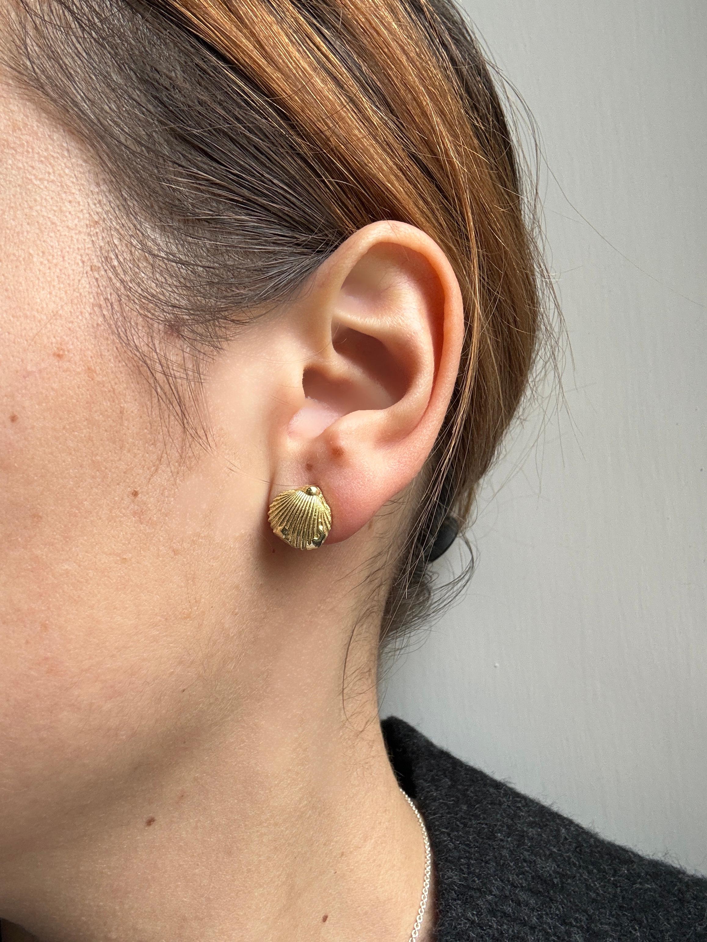 Rossella Ugolini, clous d'oreilles unisexe en or jaune 18 carats avec coquillages en vente 6