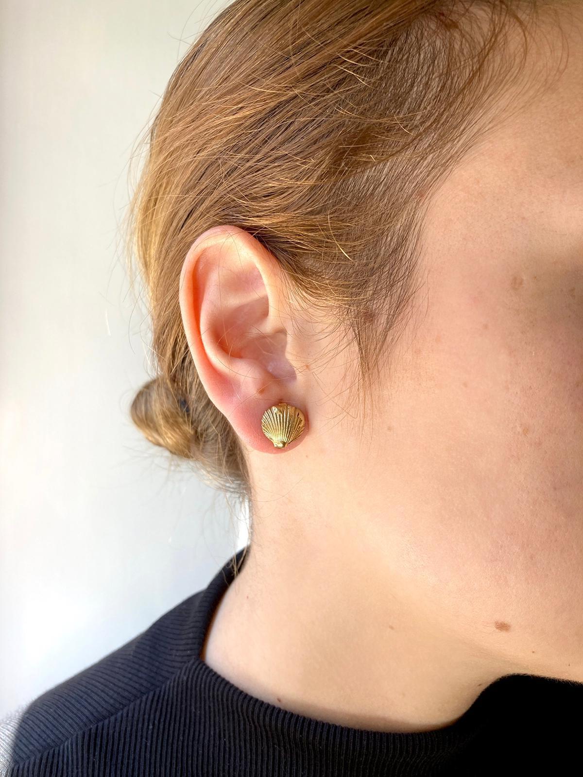 Artisan Rossella Ugolini, clous d'oreilles unisexe en or jaune 18 carats avec coquillages en vente