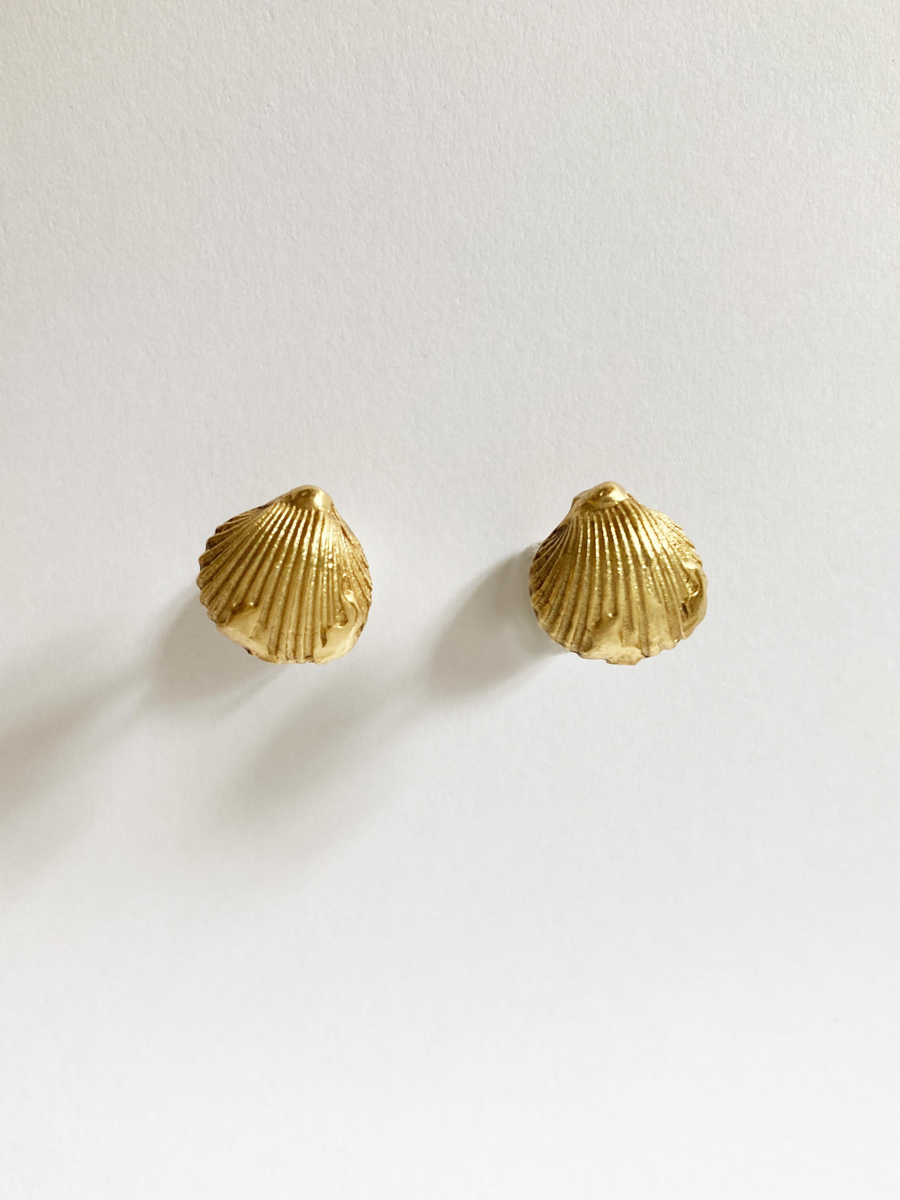 Rossella Ugolini, clous d'oreilles unisexe en or jaune 18 carats avec coquillages en vente 1