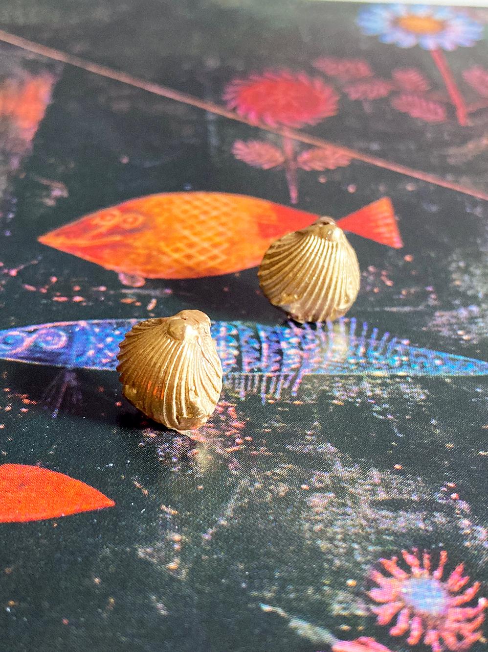 Rossella Ugolini, clous d'oreilles unisexe en or jaune 18 carats avec coquillages en vente 9
