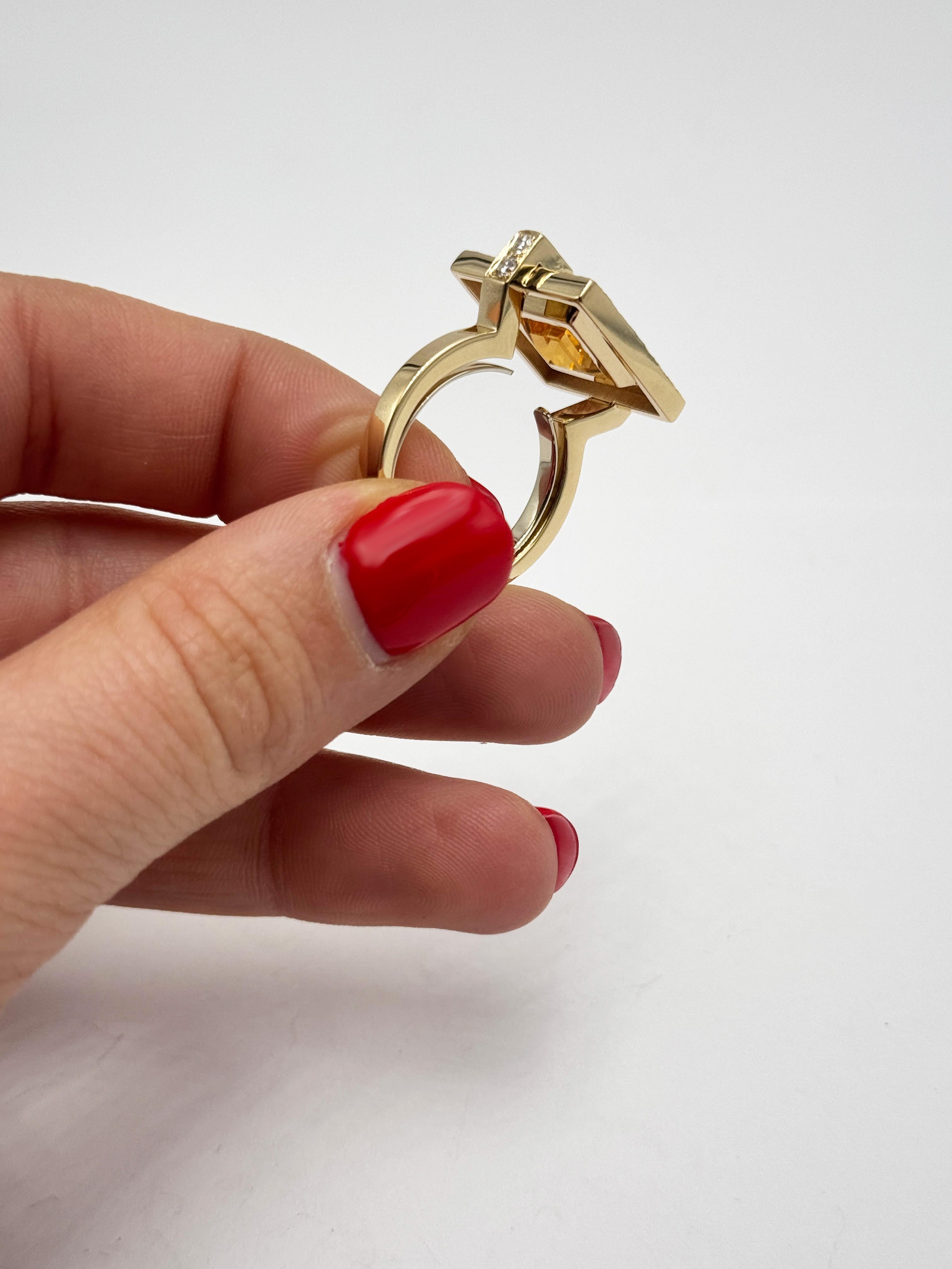 Rossella Ugolini, bague cocktail en or jaune 18 carats, citrine carrée et diamants blancs en vente 4