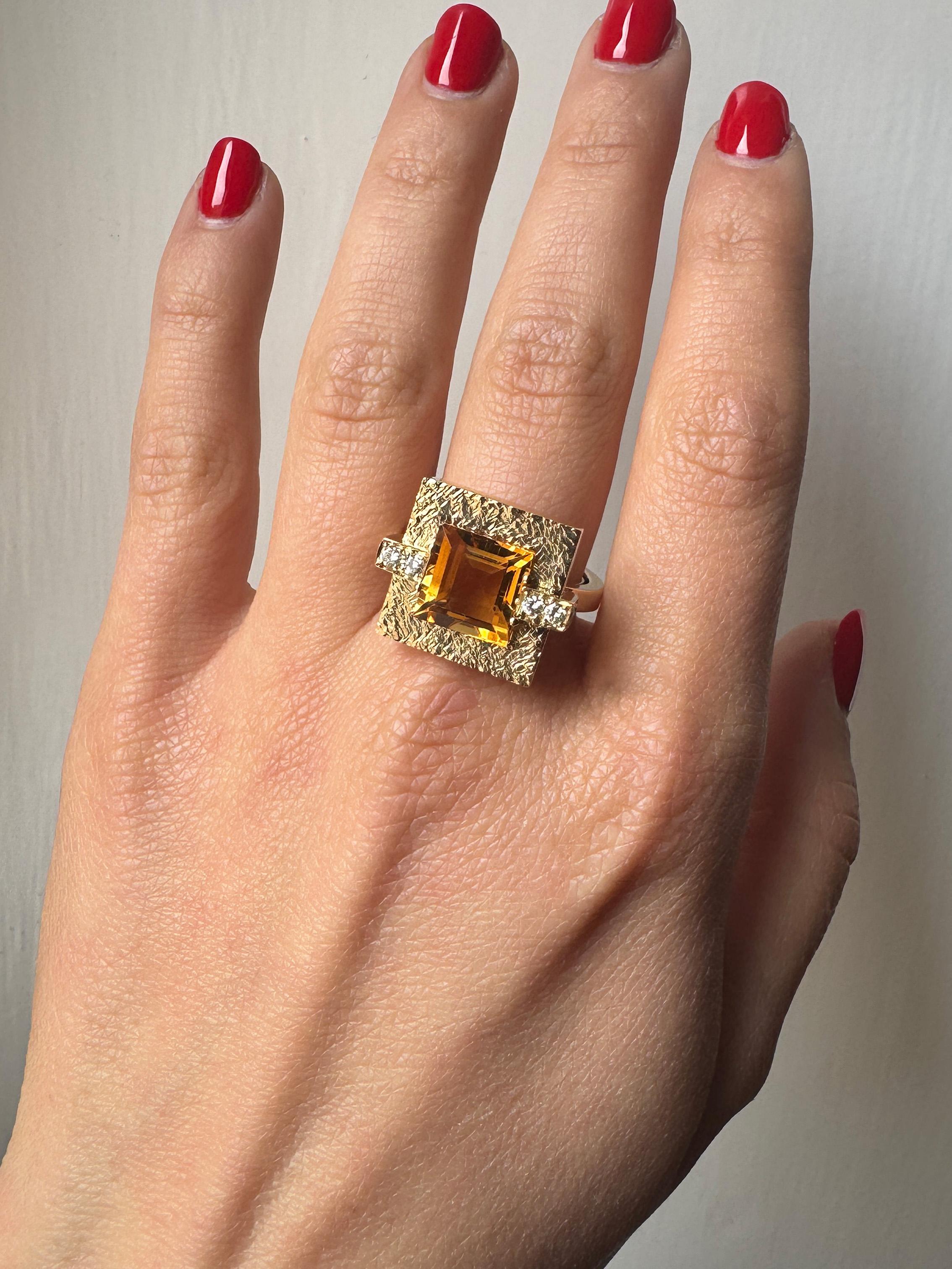 Rossella Ugolini, bague cocktail en or jaune 18 carats, citrine carrée et diamants blancs en vente 7