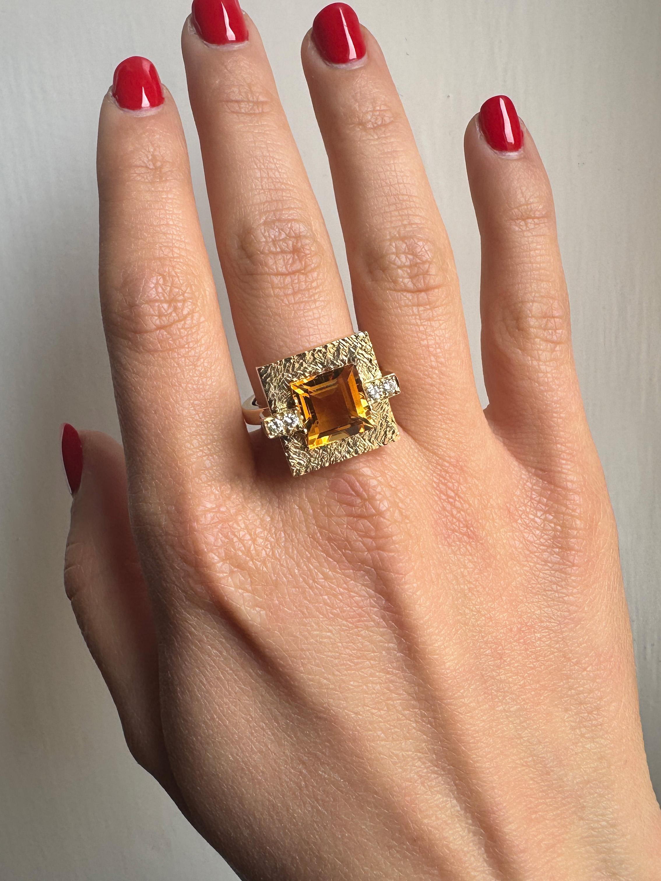 Bague cocktail unique en or jaune 18 carats citrine et ct.0.12 diamants blancs Design/One martelé, faite en Italie.
Cette exquise bague de cocktail, réalisée en or jaune 18 carats, présente un étonnant design d'inspiration déco. La pièce maîtresse