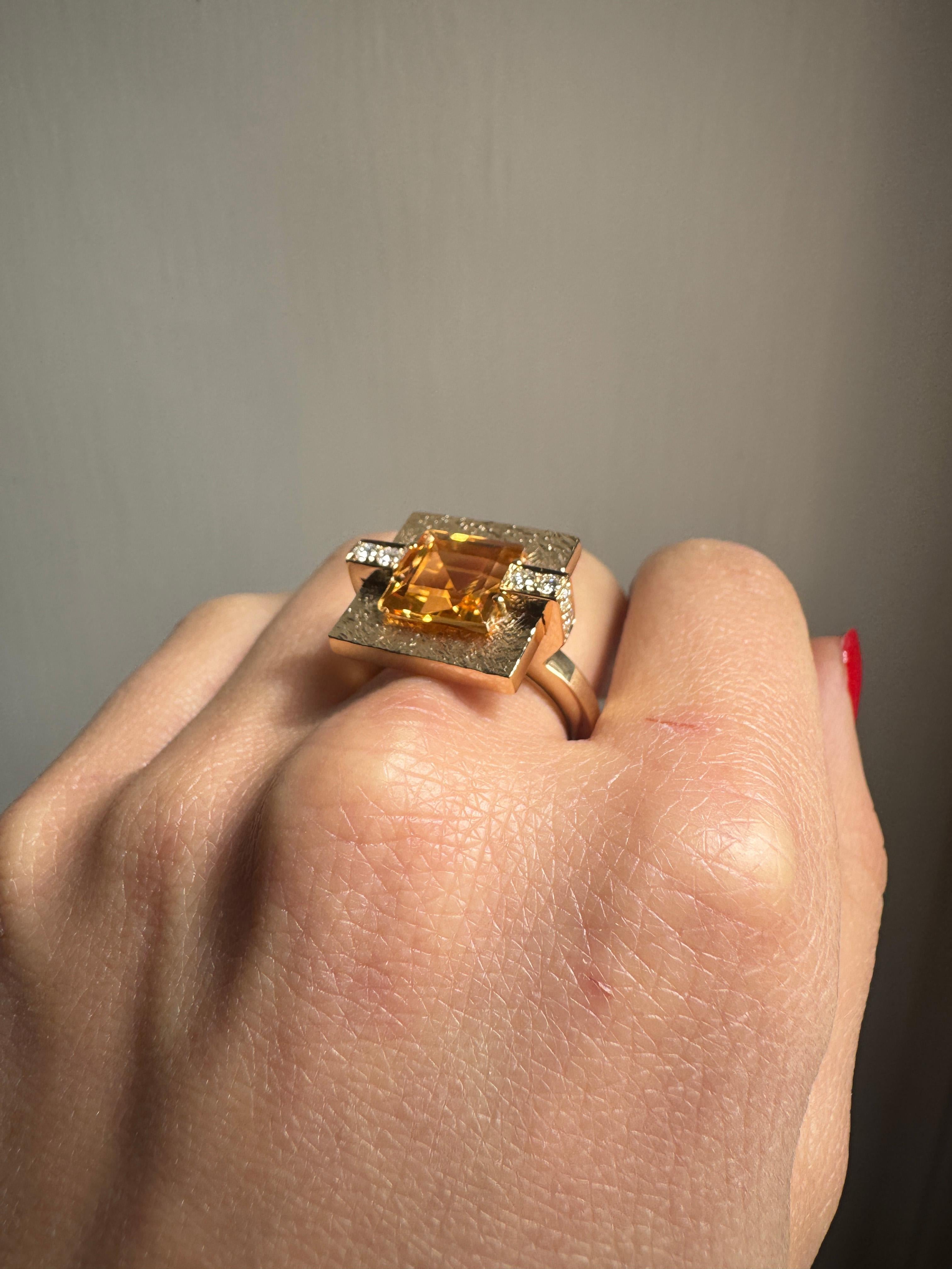 Moderne Rossella Ugolini, bague cocktail en or jaune 18 carats, citrine carrée et diamants blancs en vente
