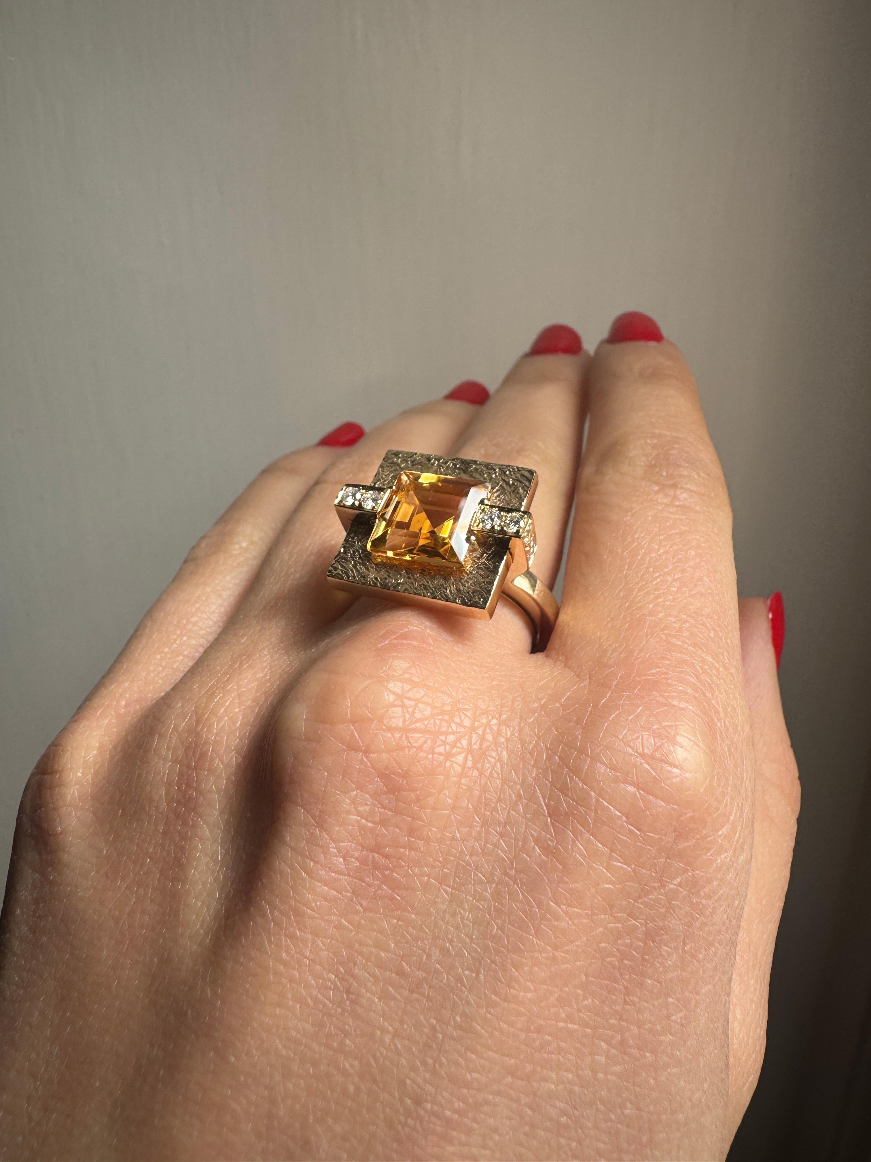 Rossella Ugolini, bague cocktail en or jaune 18 carats, citrine carrée et diamants blancs Pour femmes en vente