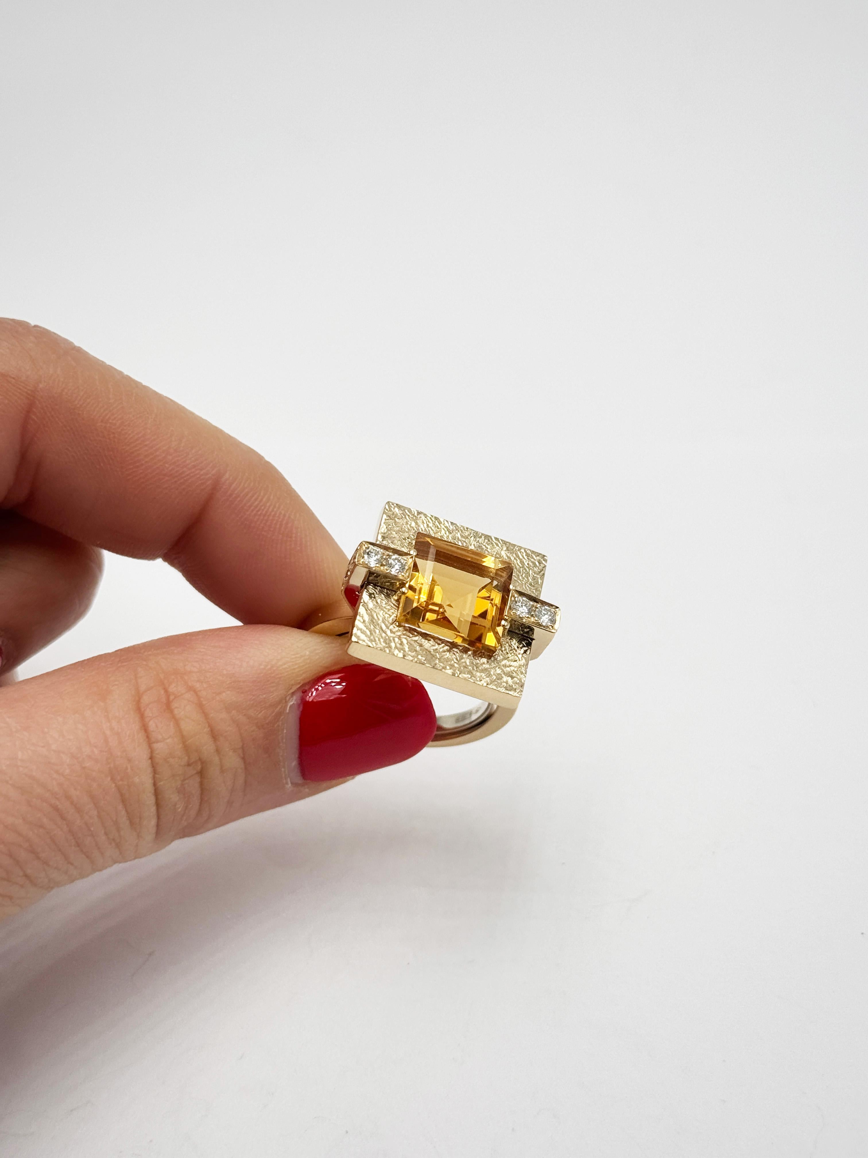 Rossella Ugolini, bague cocktail en or jaune 18 carats, citrine carrée et diamants blancs en vente 1
