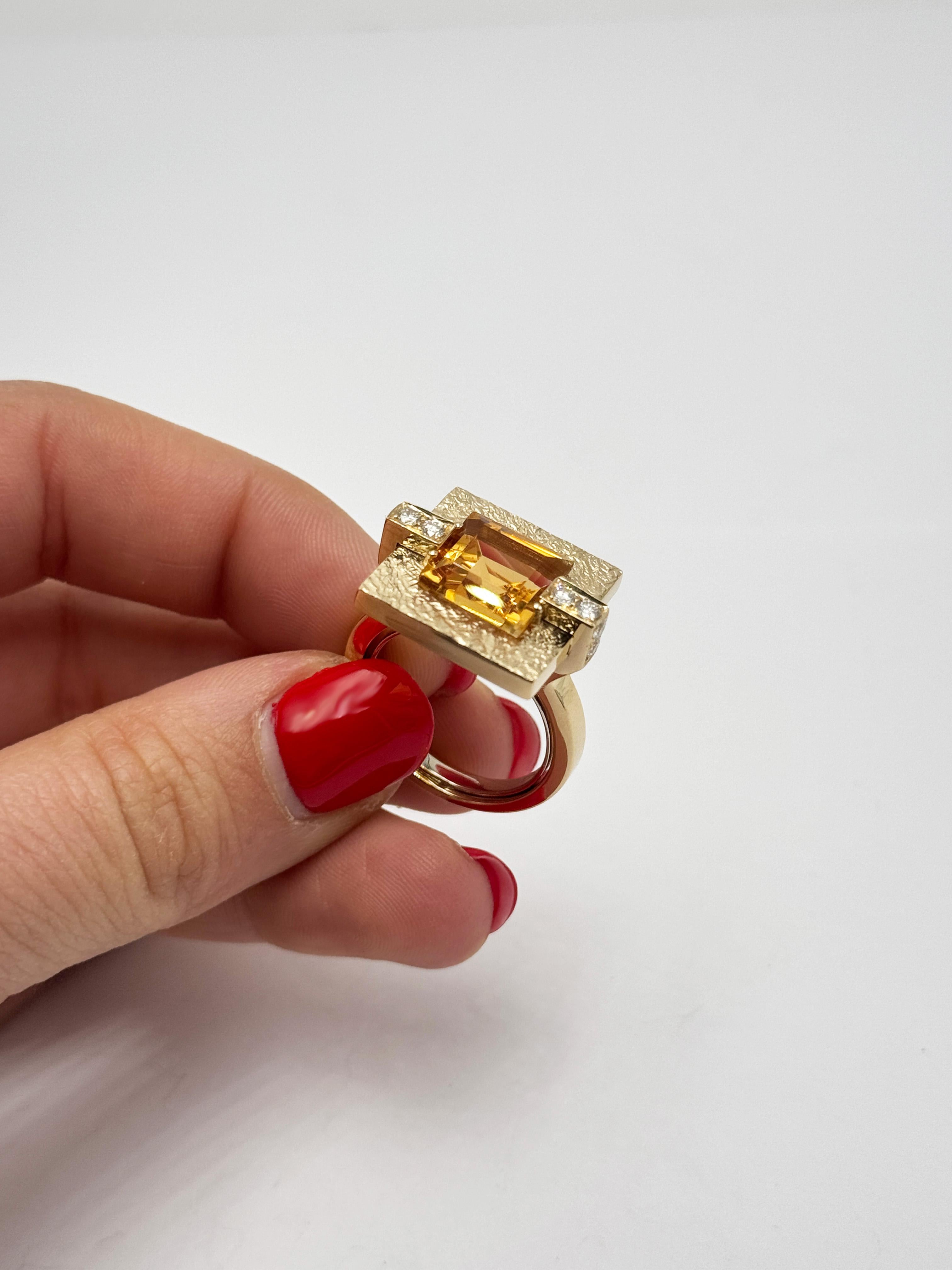 Rossella Ugolini, bague cocktail en or jaune 18 carats, citrine carrée et diamants blancs en vente 2