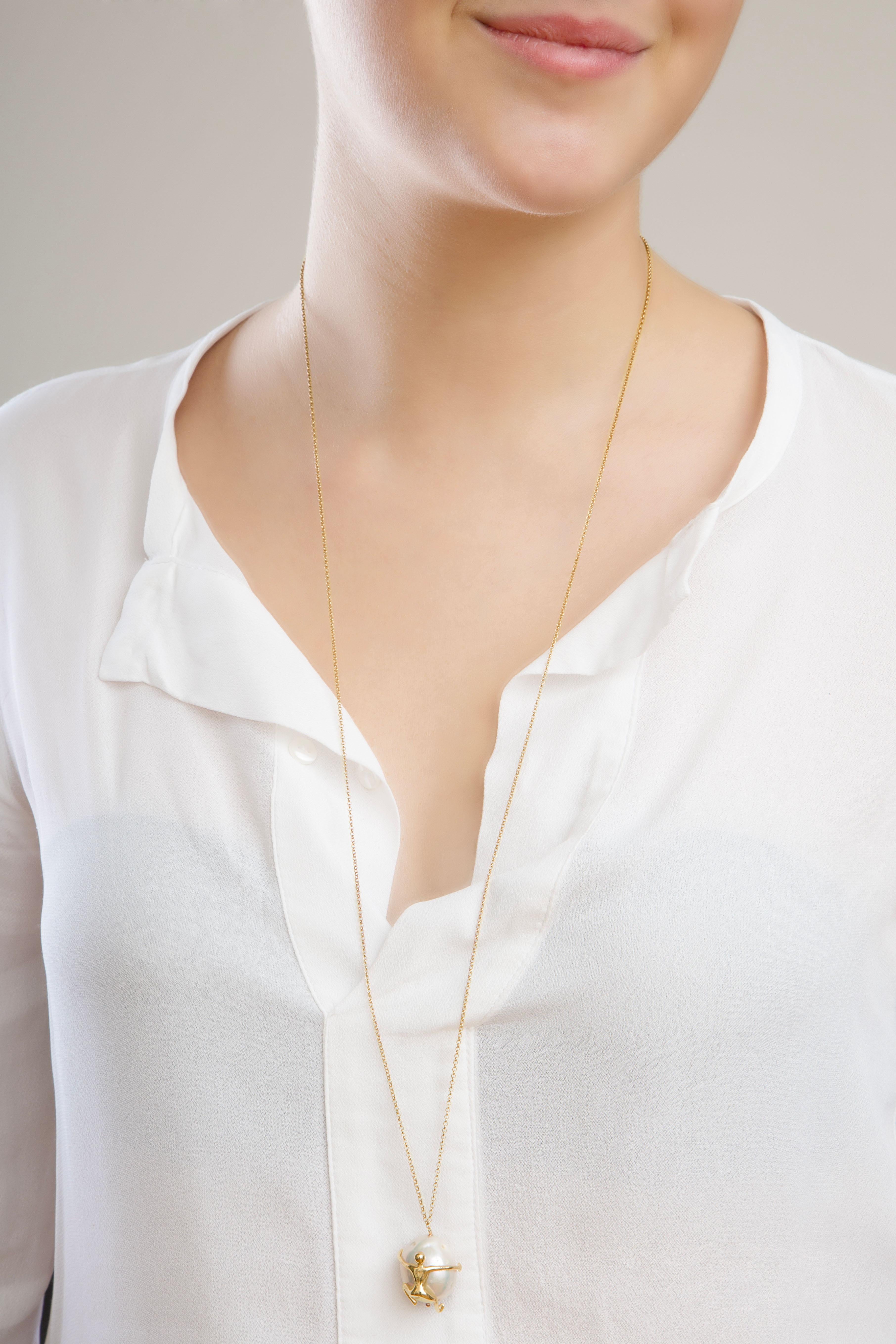 Rossella Ugolini Colliers à pendentifs surréalistes en or jaune 18 carats Made in Italy .
Dimension : Collier de 80 cm de long.
Le collier pendentif surréaliste fait à la main en or jaune 18k, suspend une perle baroque blanche, sur laquelle repose