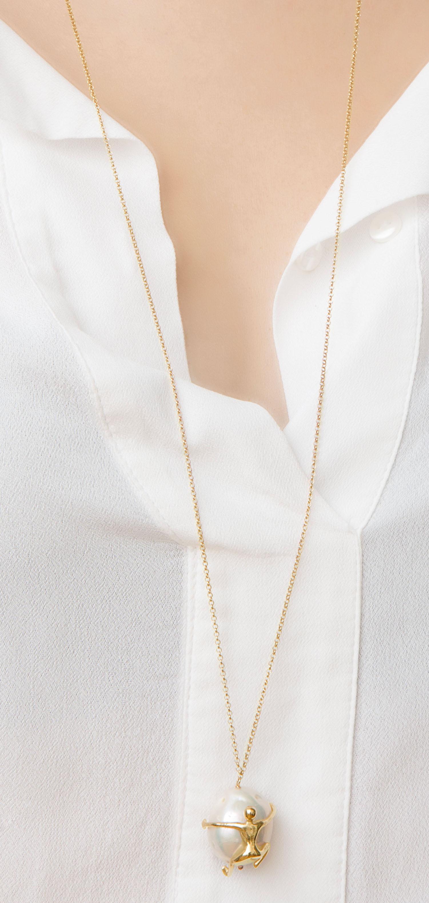 Moderne Rossella Ugolini Colliers à pendentifs surréalistes en or jaune 18 carats Made in Italy en vente