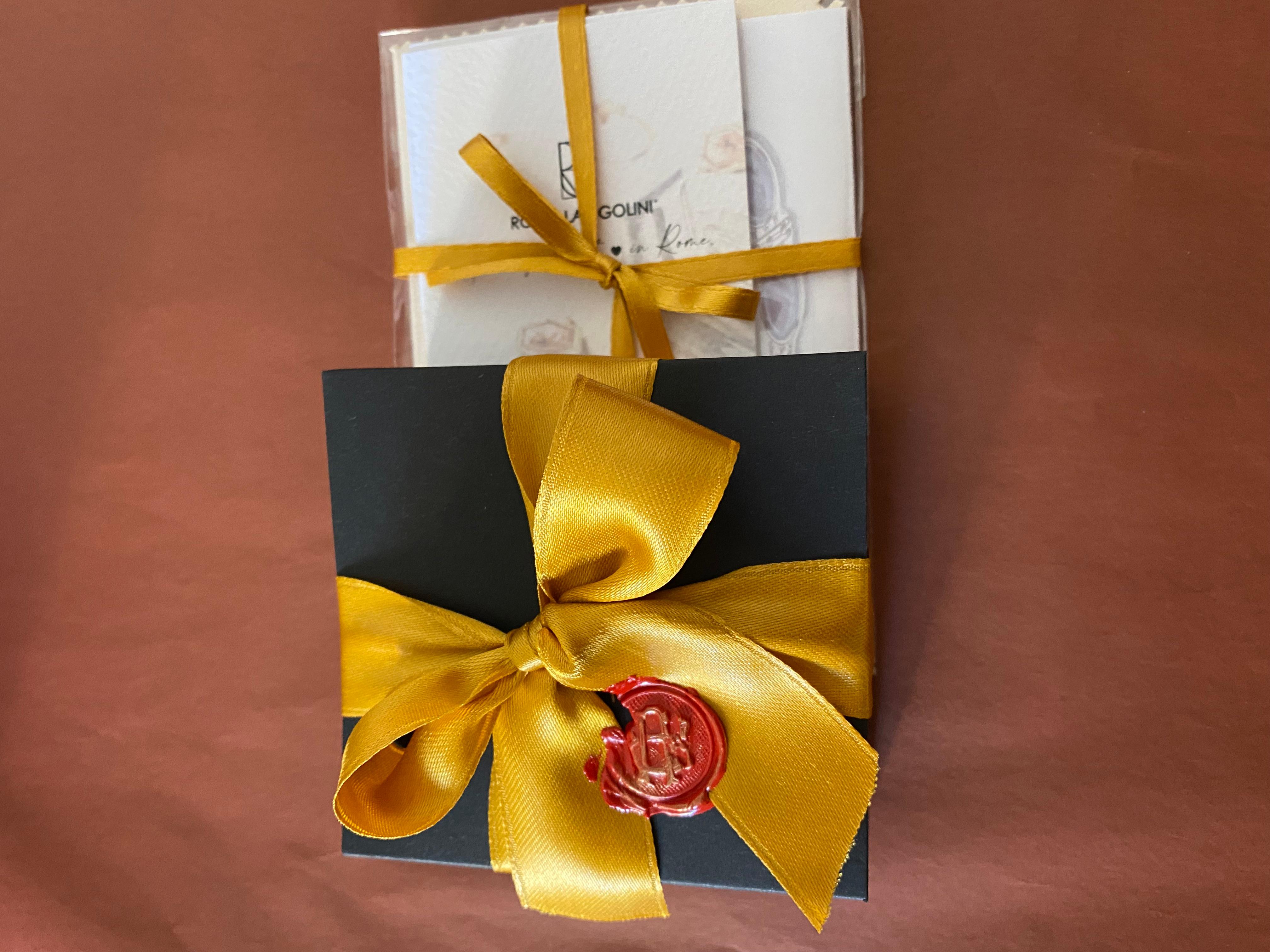 Rossella Ugolini 18k Gelbgold Turmalin-Ohrstecker mit Hebelverschluss und gehämmerten Ohrringen im Angebot 2