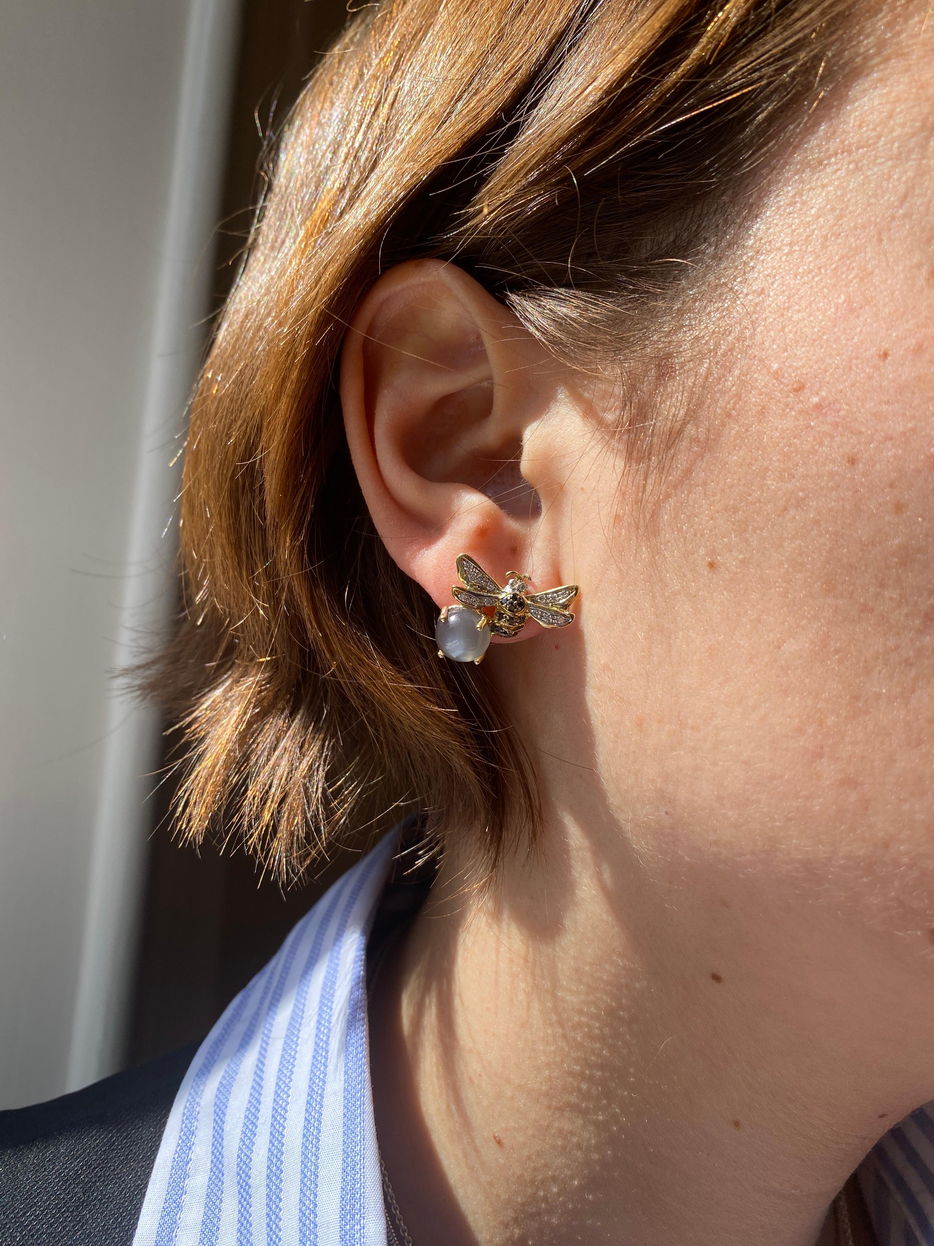 Rossella Ugolini Design 18K yellow Gold 0,35 ct. White and Black Diamonds, Labradorite and Green Tourmaline Bees Stud Earrings.
Dimensions: 0.79 in. (2 cm) x 0.79 in. (2 cm)
Here there is a pair of Bees Stud Earrings handcrafted in 18 Karats Yellow
