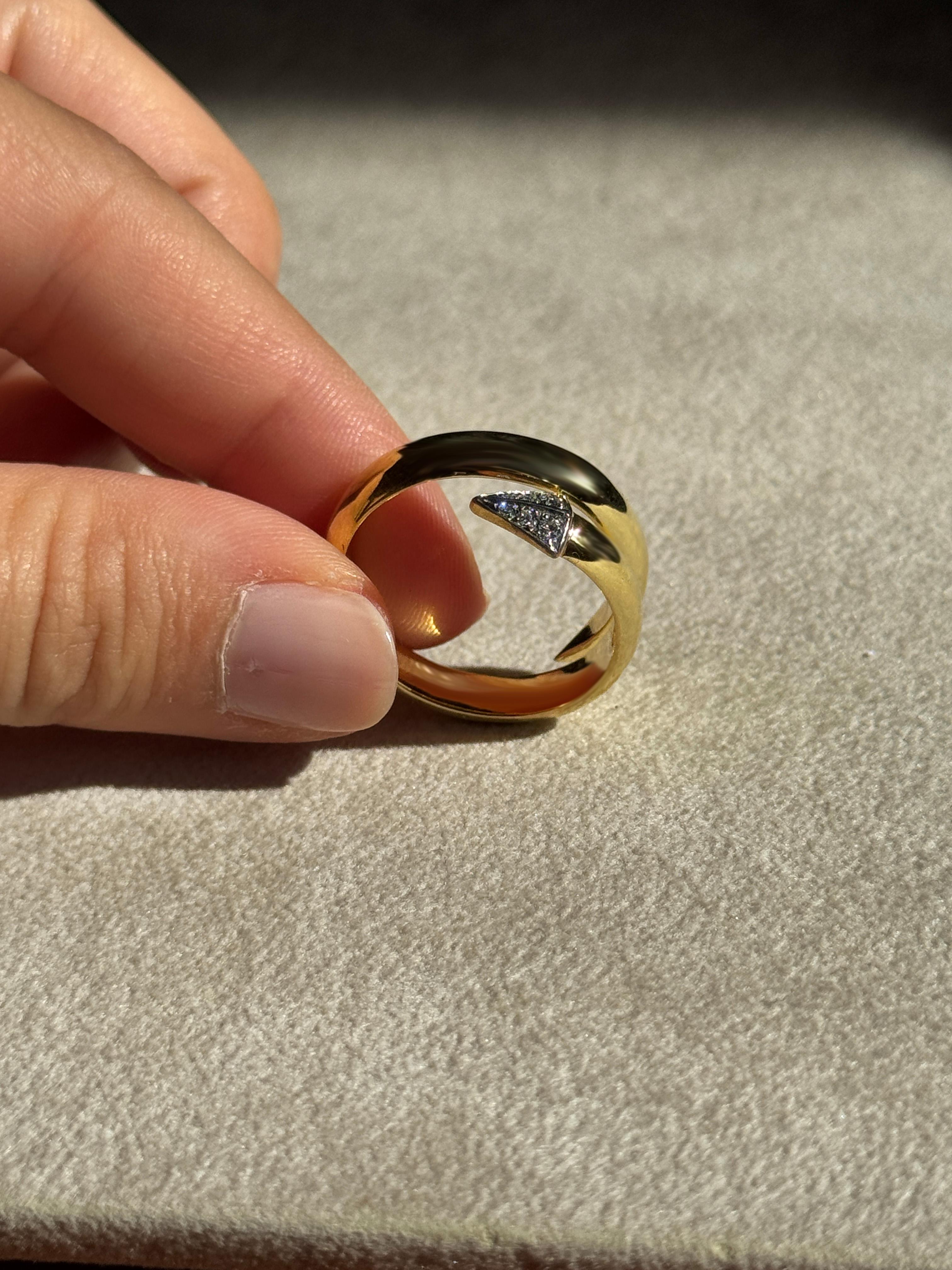 Rossella Ugolini Anello a Fascia Uomo in Oro Giallo 18k con Diamanti Bianchi Misura 10 Lucido in vendita 9