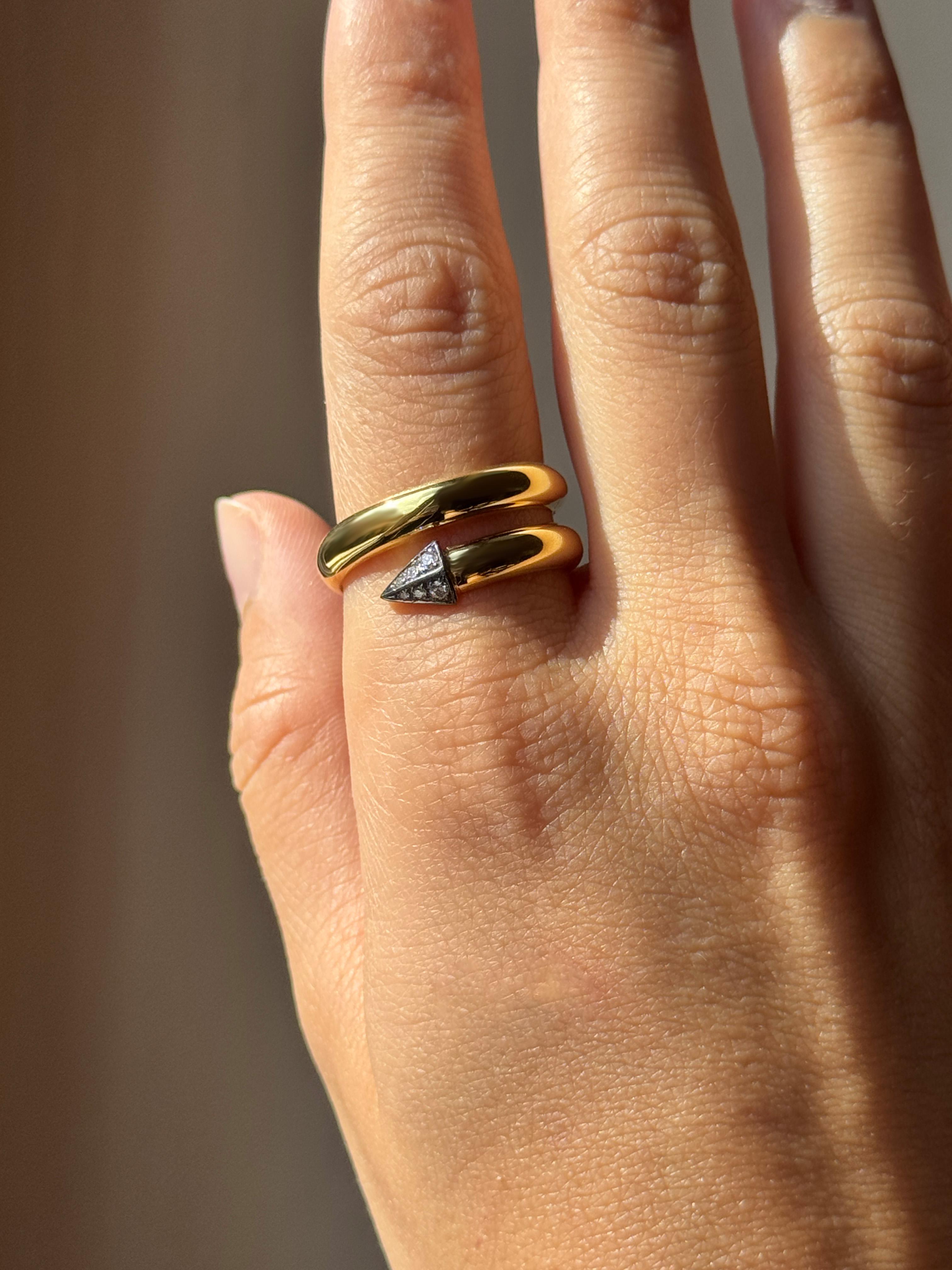 Moderno Rossella Ugolini Anello a Fascia Uomo in Oro Giallo 18k con Diamanti Bianchi Misura 10 Lucido in vendita