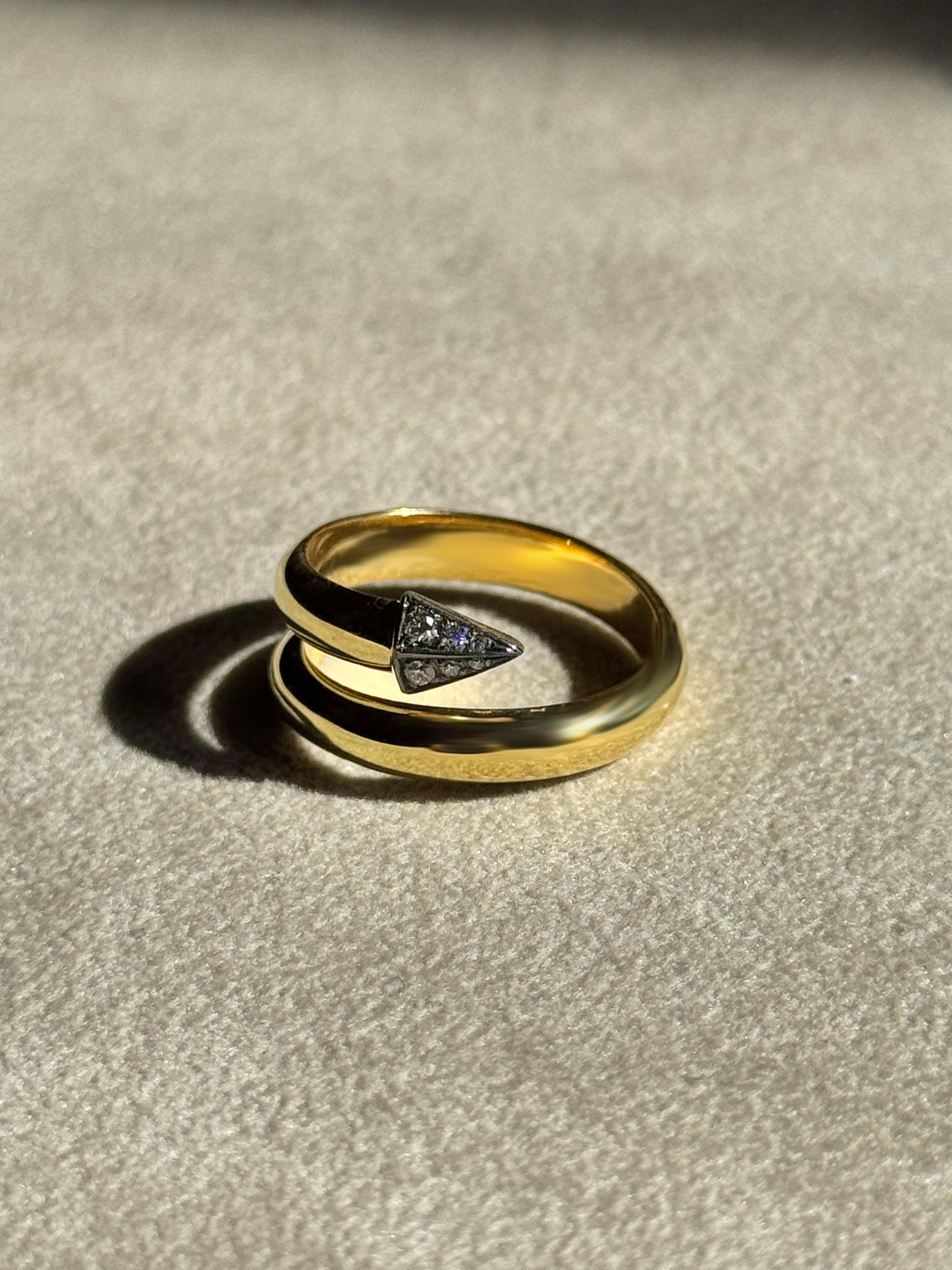 Rossella Ugolini Anello a Fascia Uomo in Oro Giallo 18k con Diamanti Bianchi Misura 10 Lucido in vendita 4