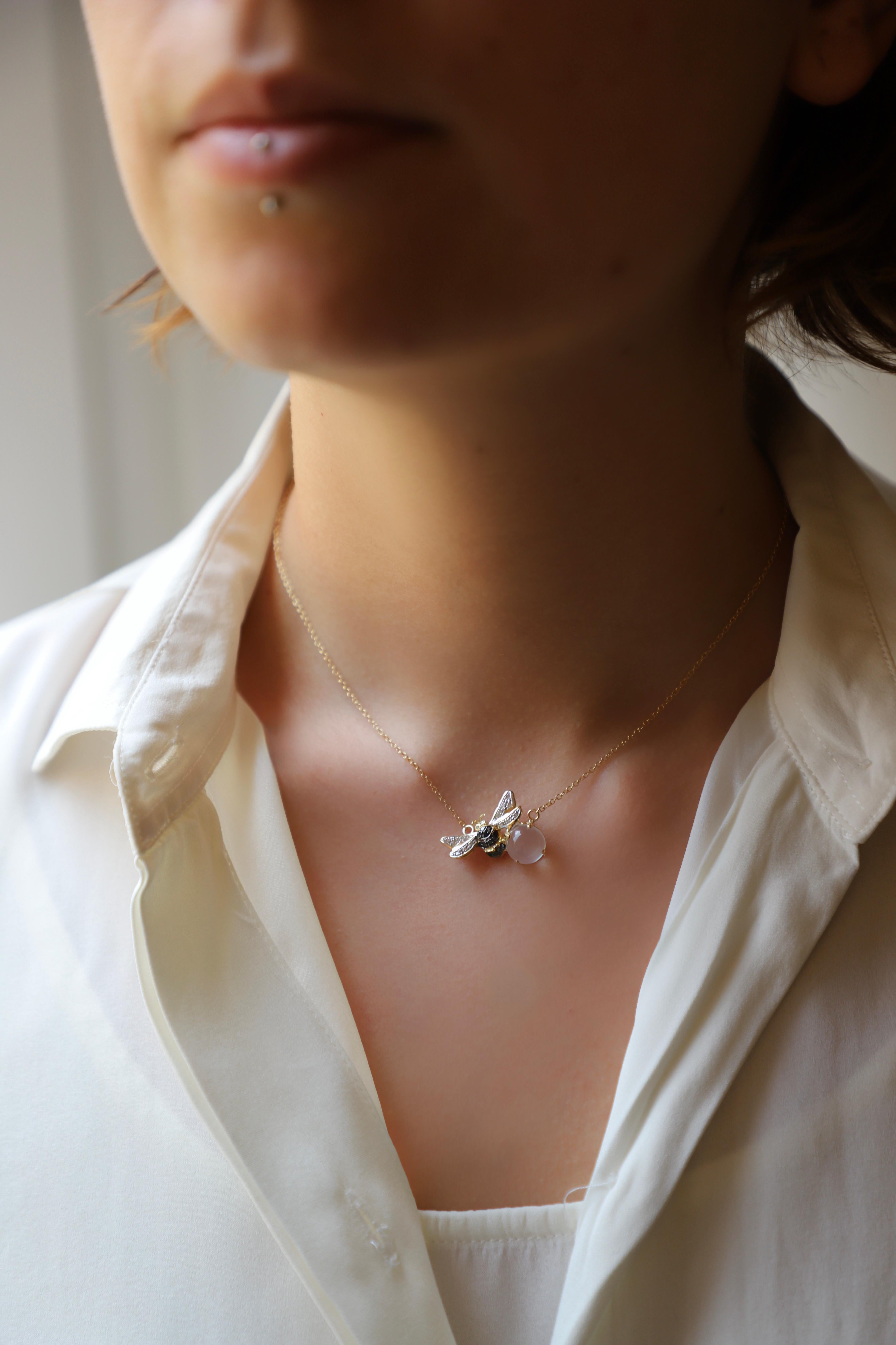 Rossella Ugolini 18k Oro Amarillo Diamantes Blancos & Diamantes Negros Cabujón Redondo Colgante Collar Abeja Moonstone Made in Italy . Un delicado collar colgante representa un  Abeja de 20 mm ( 0,78 pulgadas) de dimensión en el acto de tocar una