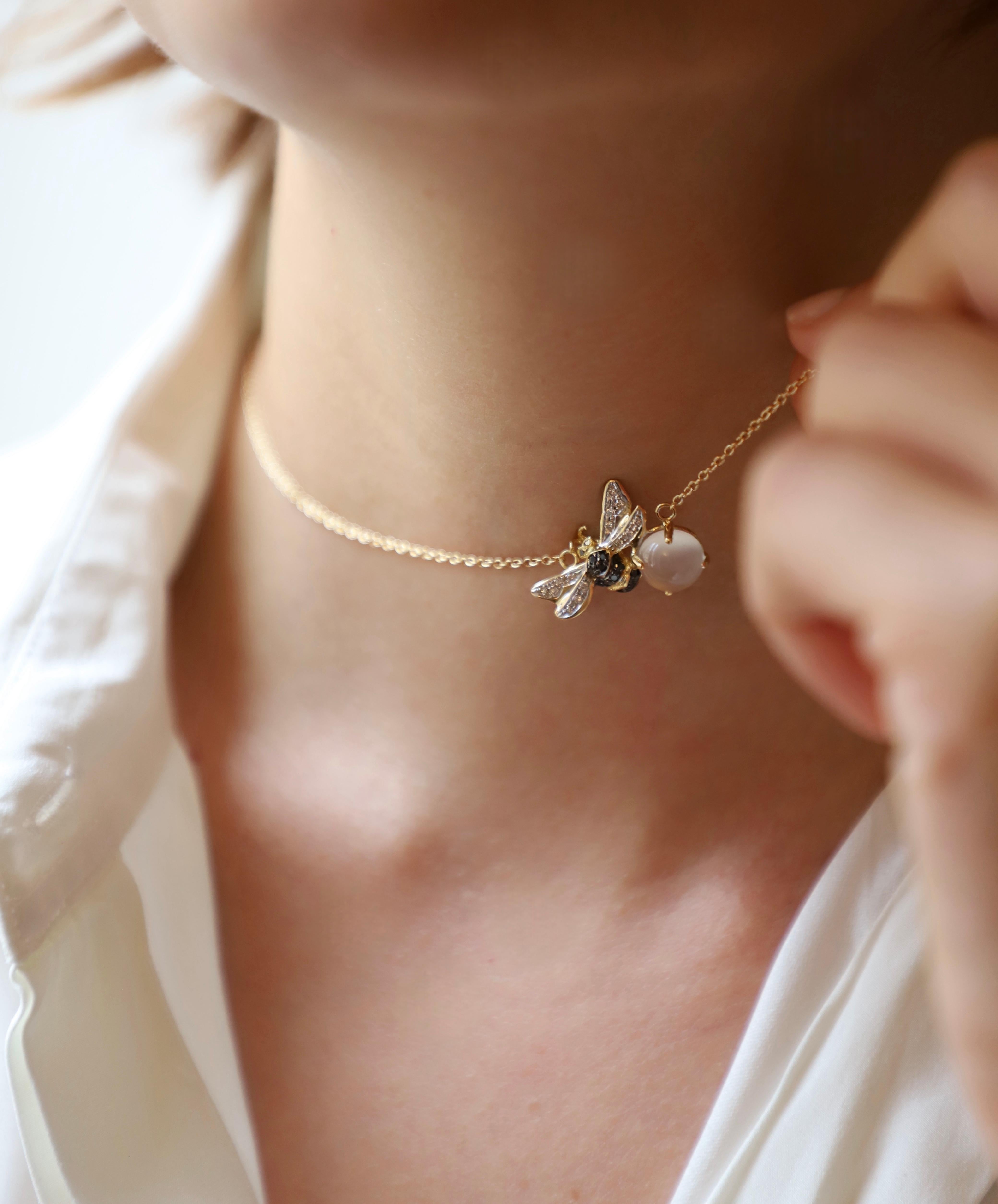 Collar Colgante Rossella Ugolini Oro Amarillo 18k Diamantes Blancos Piedra de Luna Abeja Art Nouveau en venta