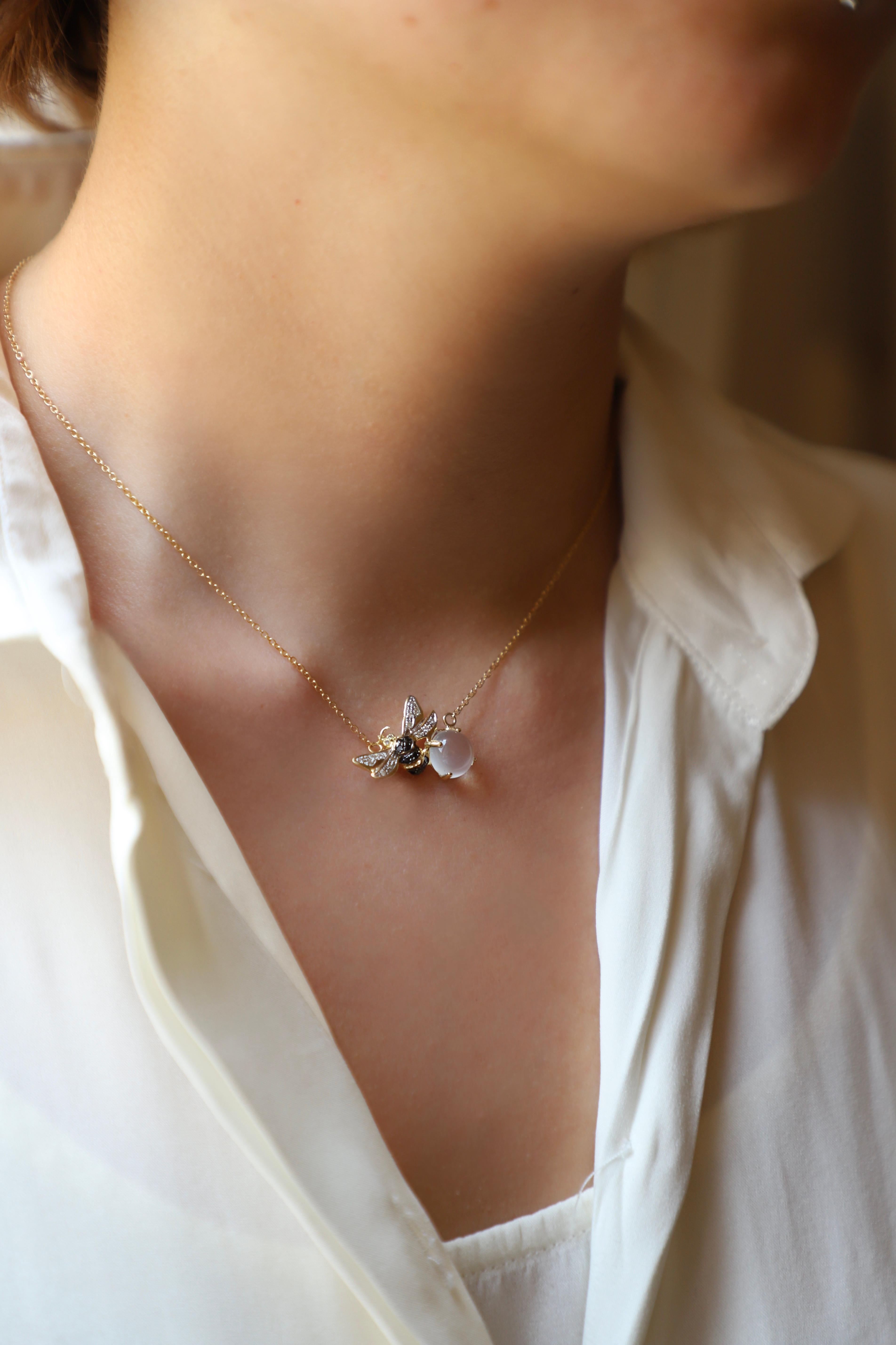 Collar Colgante Rossella Ugolini Oro Amarillo 18k Diamantes Blancos Piedra de Luna Abeja en venta 1