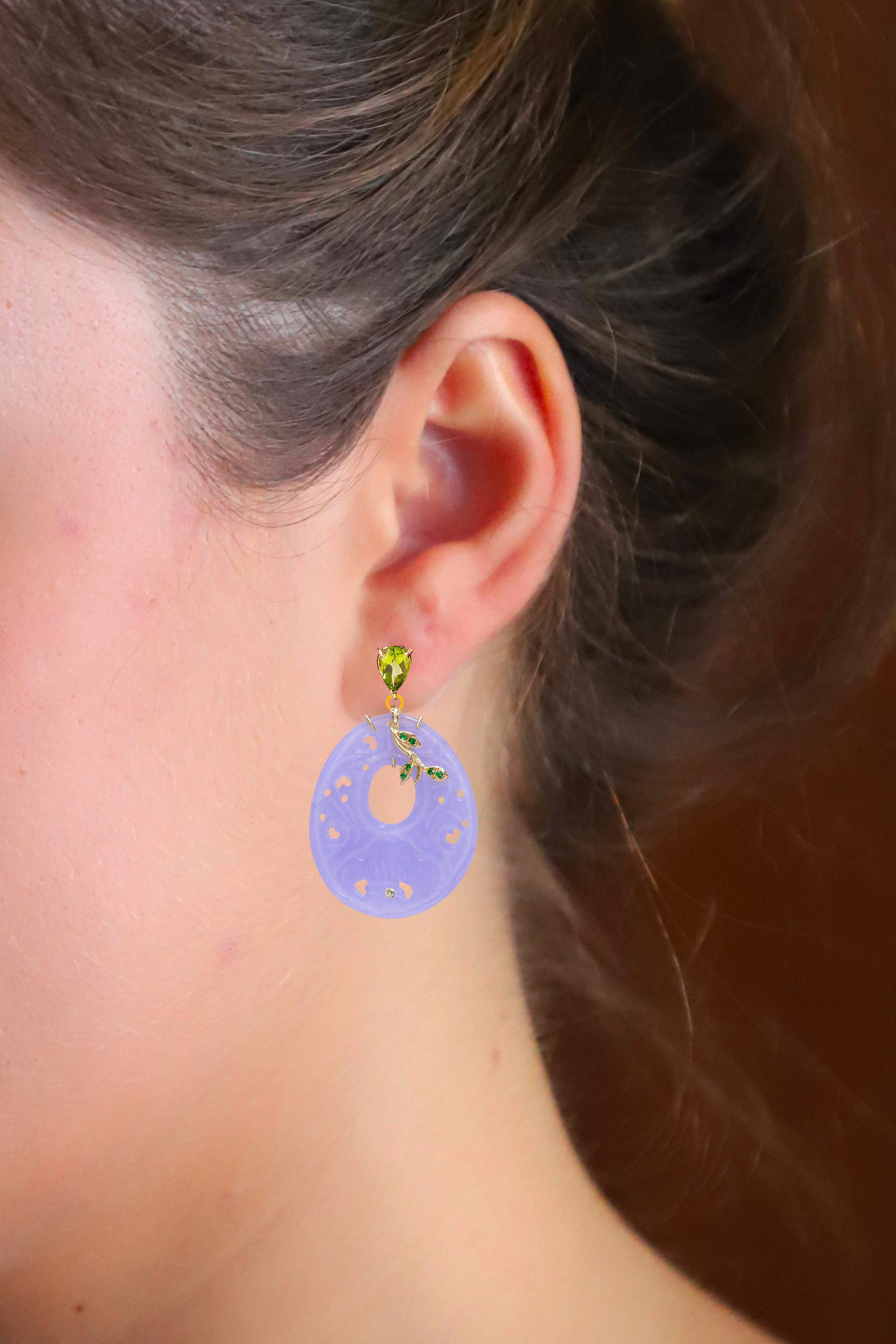 Rossella Ugolini 18k Yellow Gold White Diamonds Peridot Lilac Quartz Floral Dangle Earrings. 
Dimension length cm 5.
A green peridot drop, set gracefully on the lobe in 18K yellow gold. A delicate 18K Gold chain links the peridot to the pendant. 