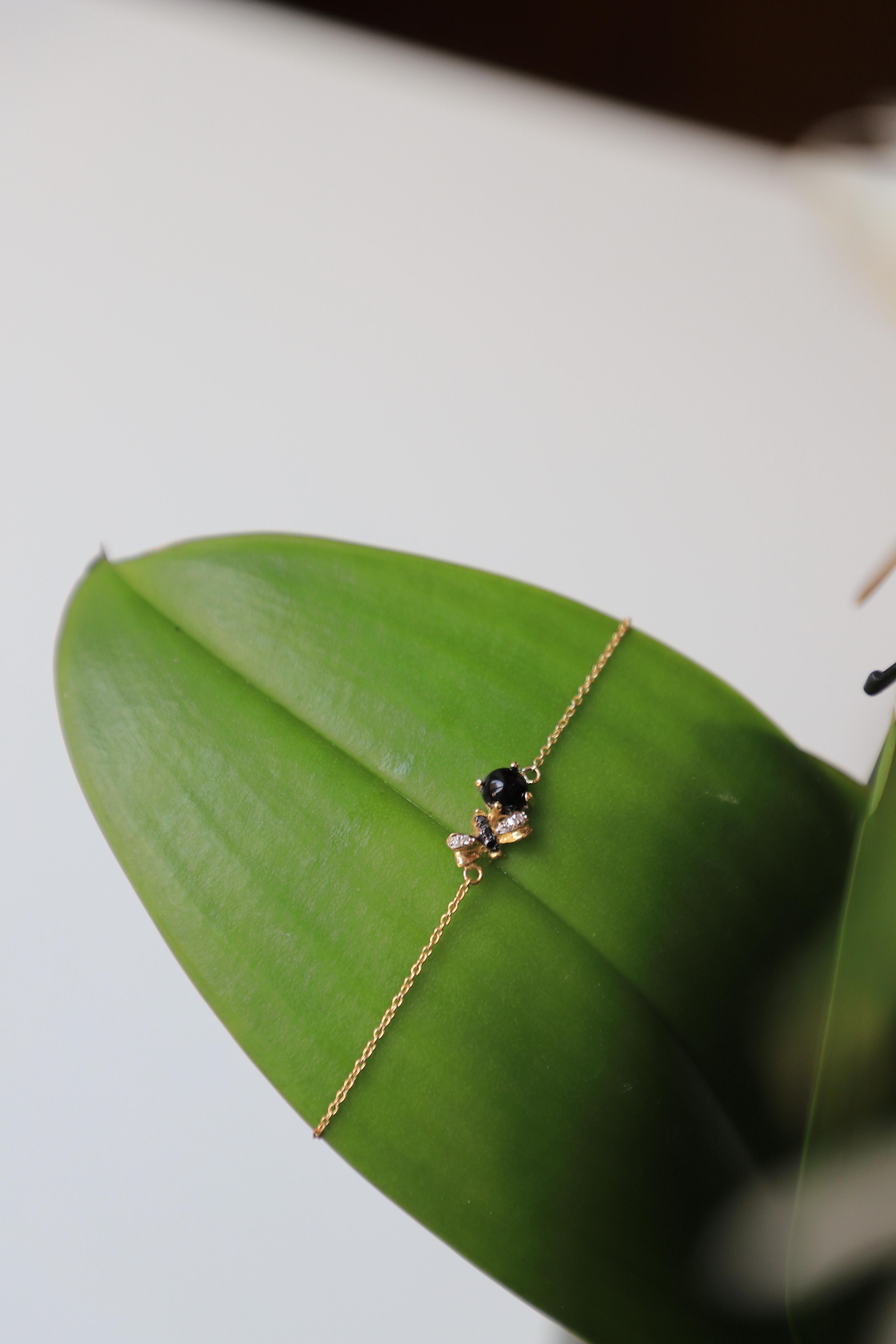 Bracelet chaîne abeille en or jaune 18k et diamants blancs Onyx rond en vente 6