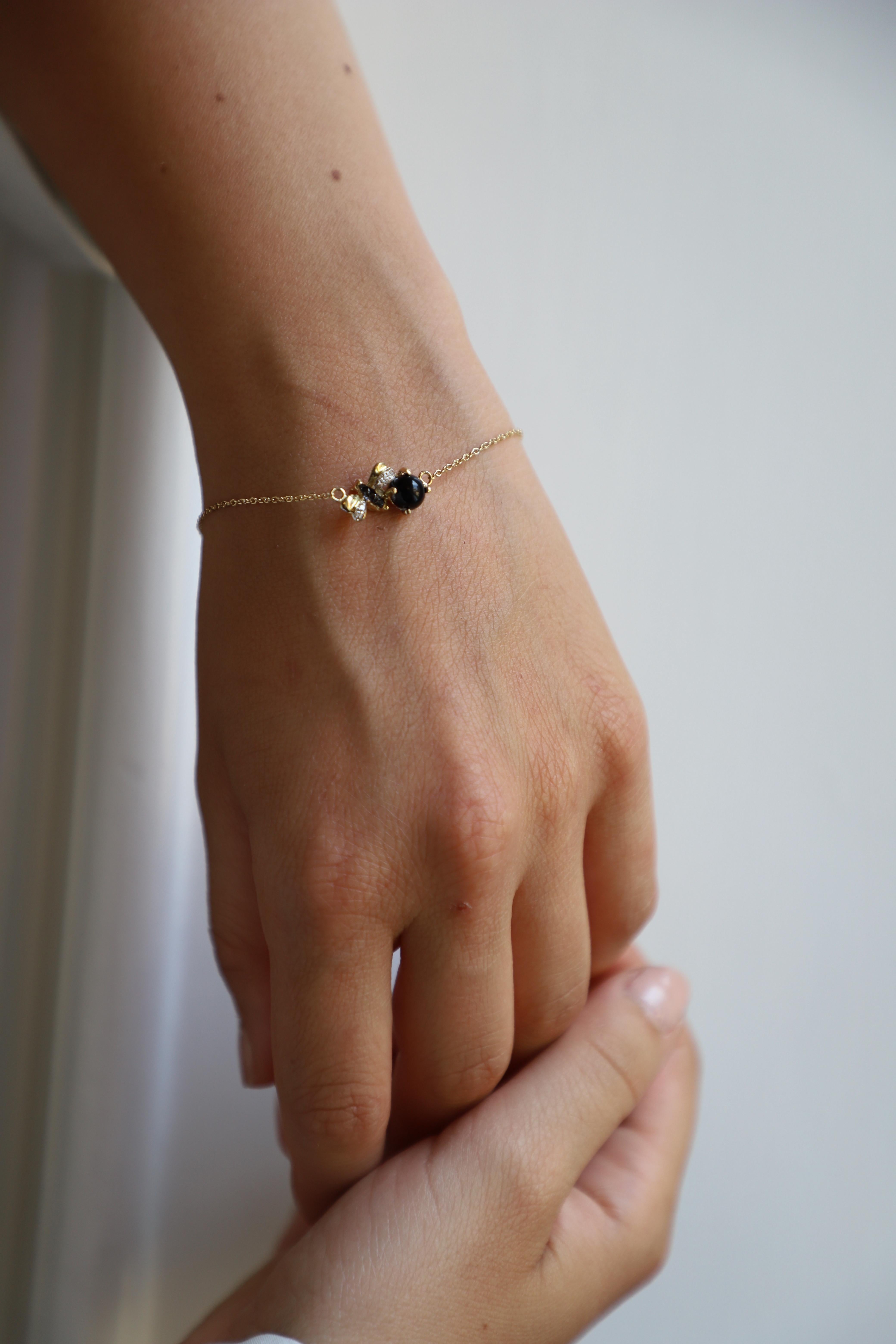 Bracelet chaîne abeille en or jaune 18k et diamants blancs Onyx rond en vente 7
