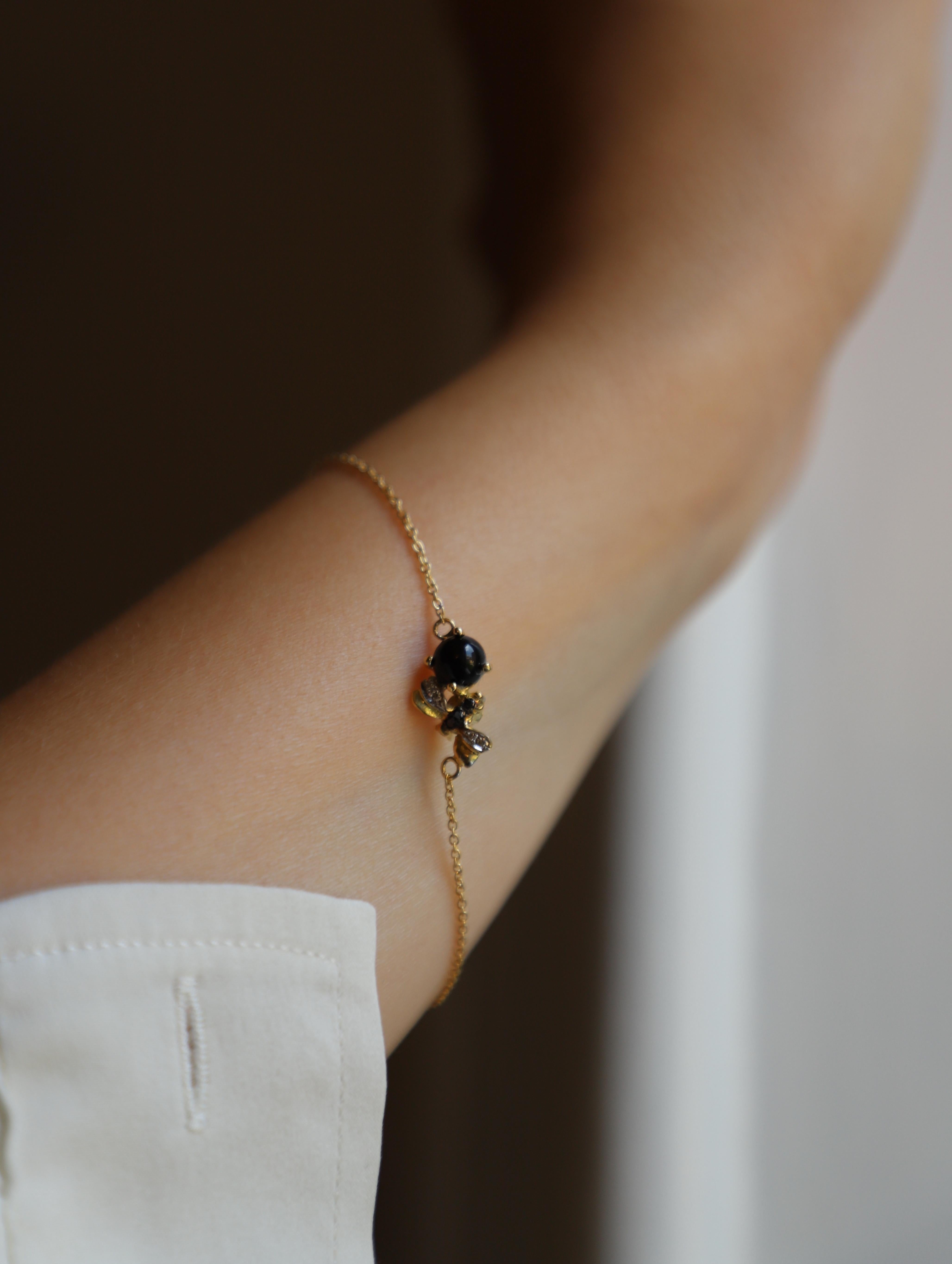 Bracelet chaîne abeille en or jaune 18k et diamants blancs Onyx rond en vente 10