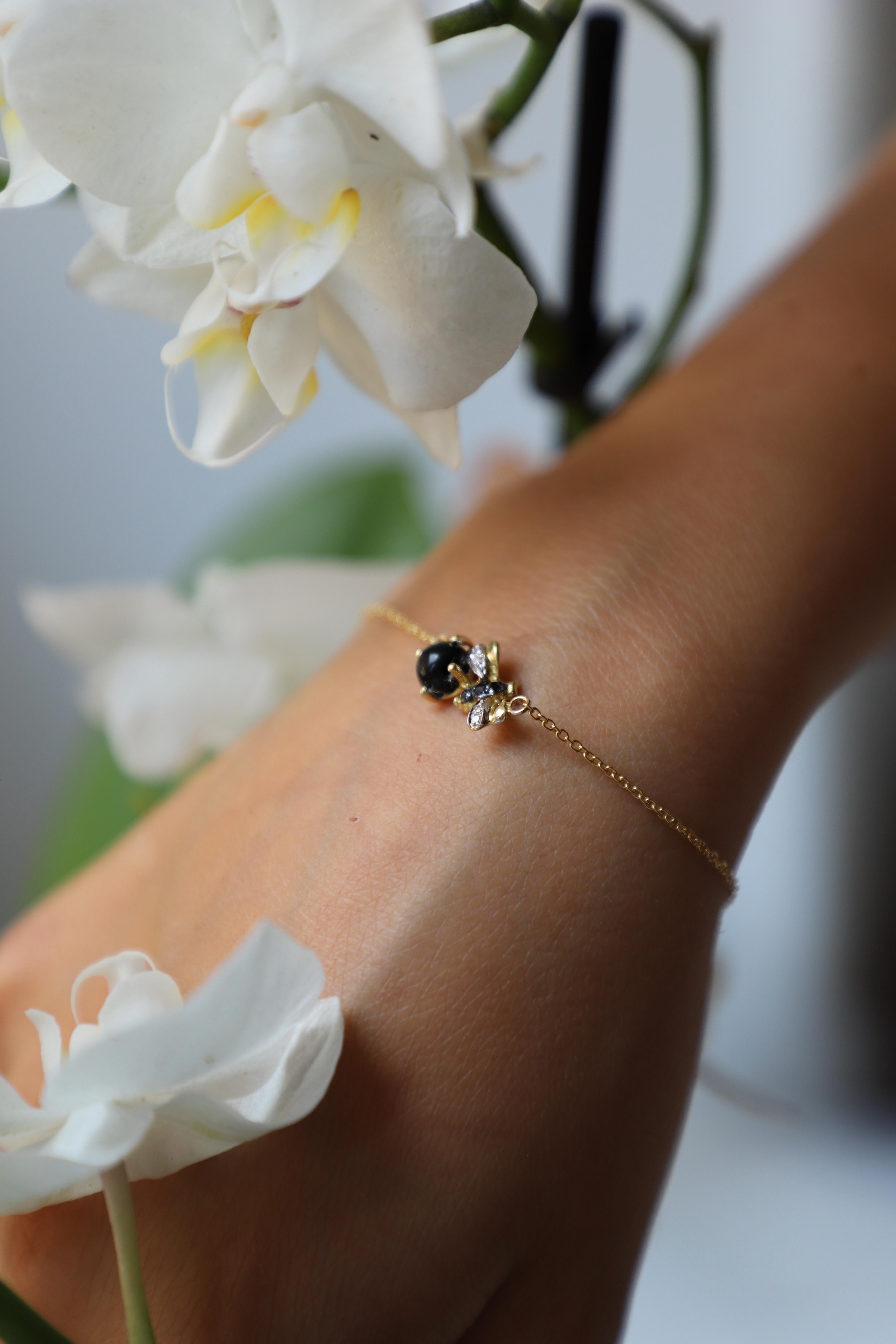 Art nouveau Bracelet chaîne abeille en or jaune 18k et diamants blancs Onyx rond en vente