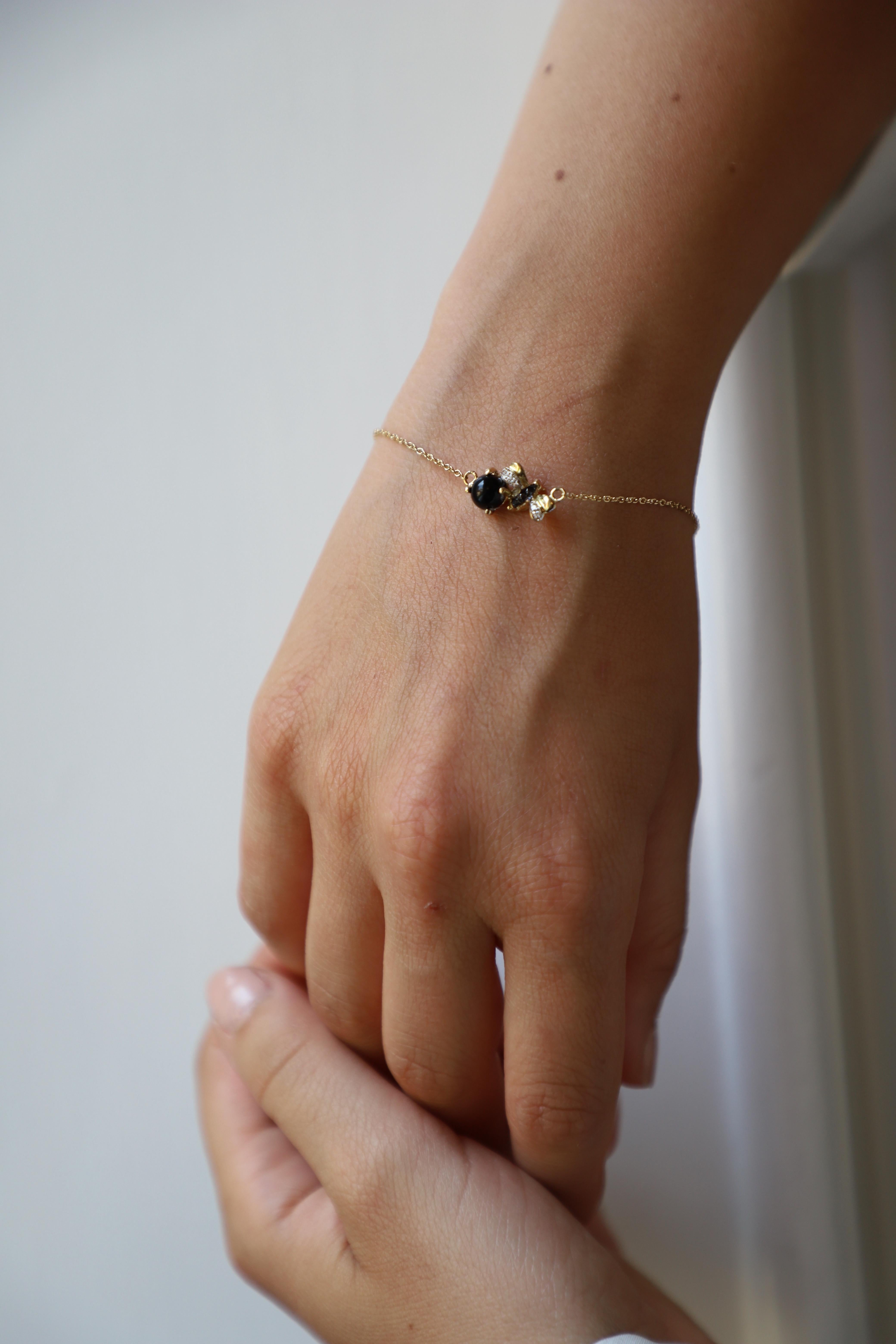 Taille brillant Bracelet chaîne abeille en or jaune 18k et diamants blancs Onyx rond en vente