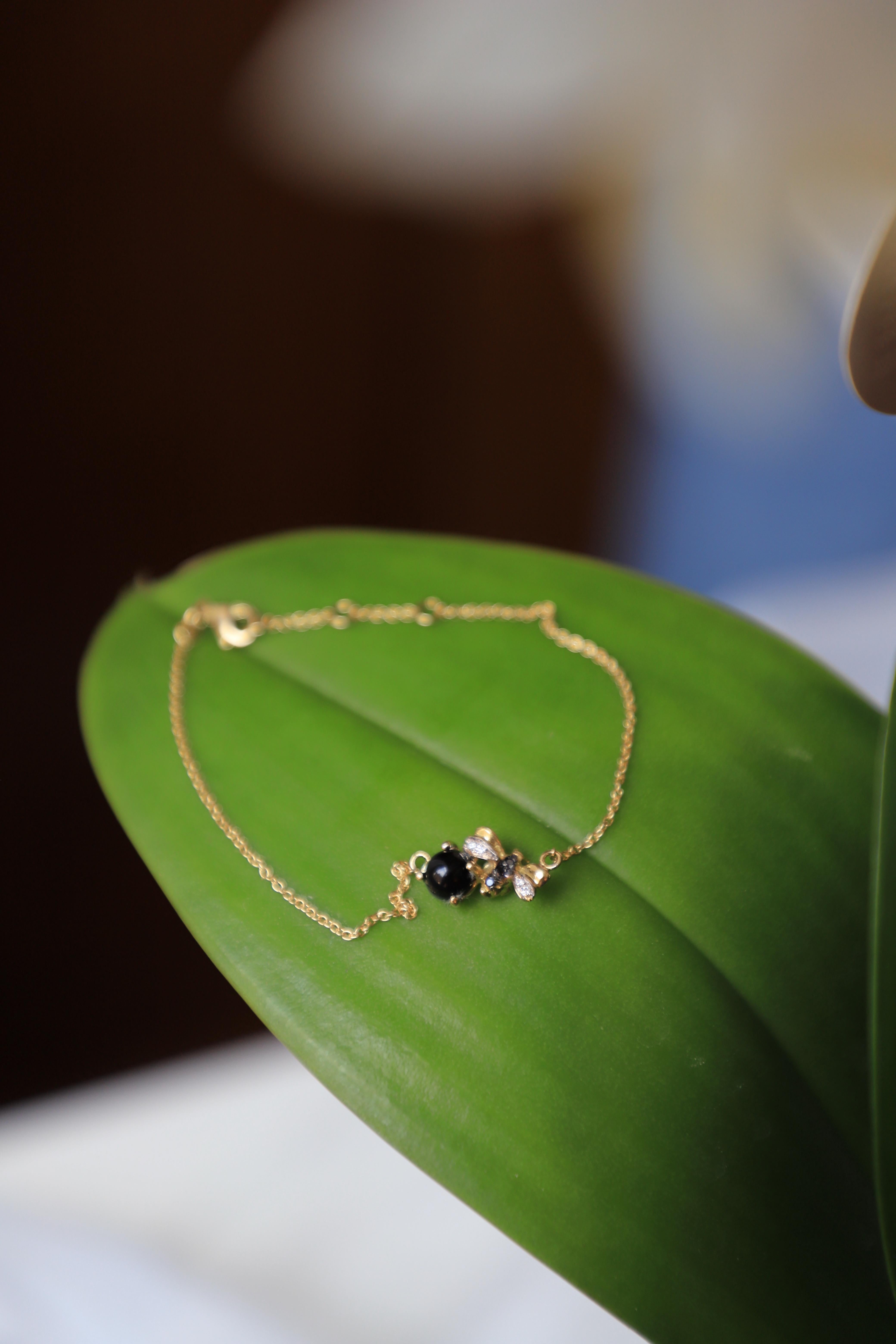 Bracelet chaîne abeille en or jaune 18k et diamants blancs Onyx rond en vente 1