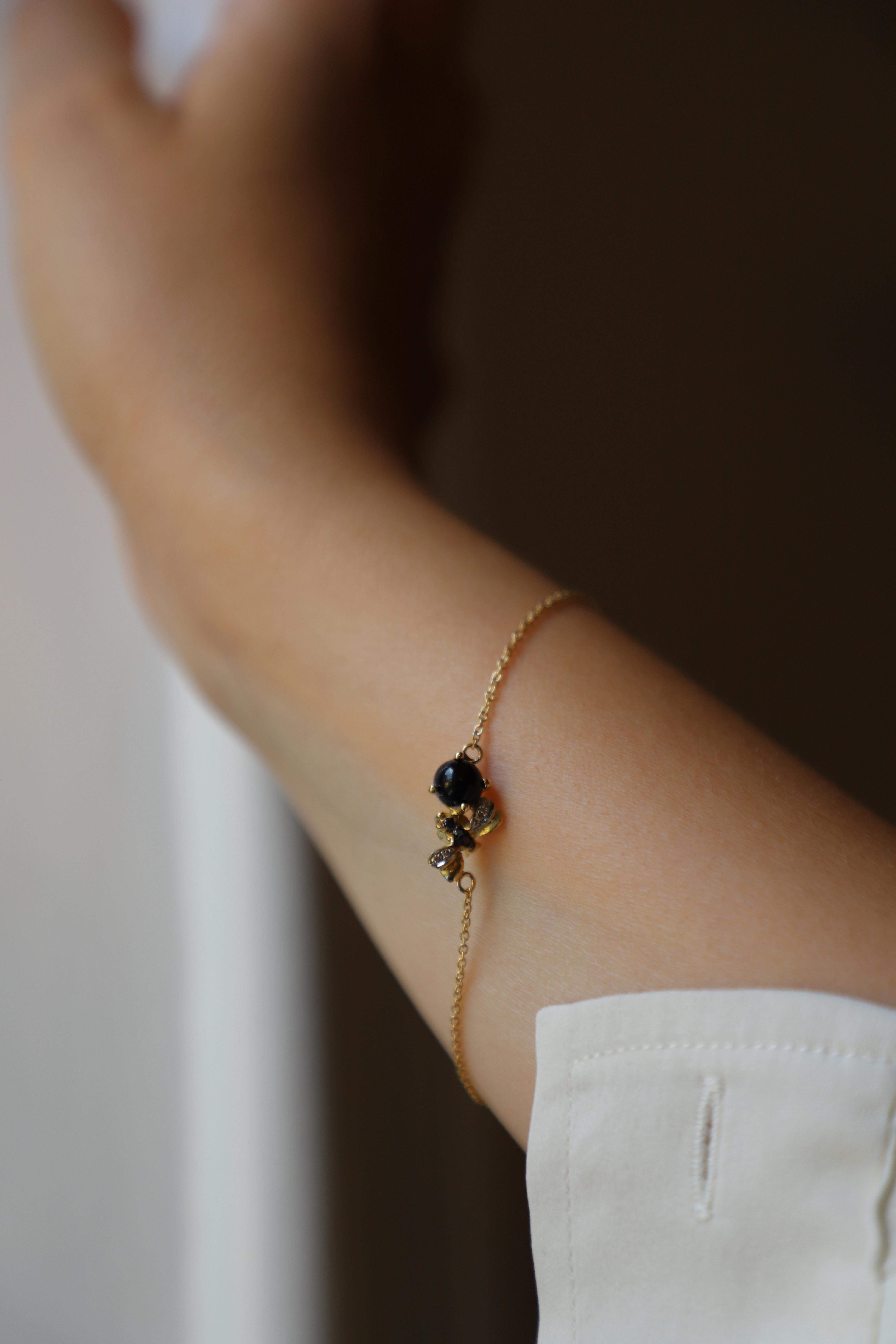 Bracelet chaîne abeille en or jaune 18k et diamants blancs Onyx rond en vente 3