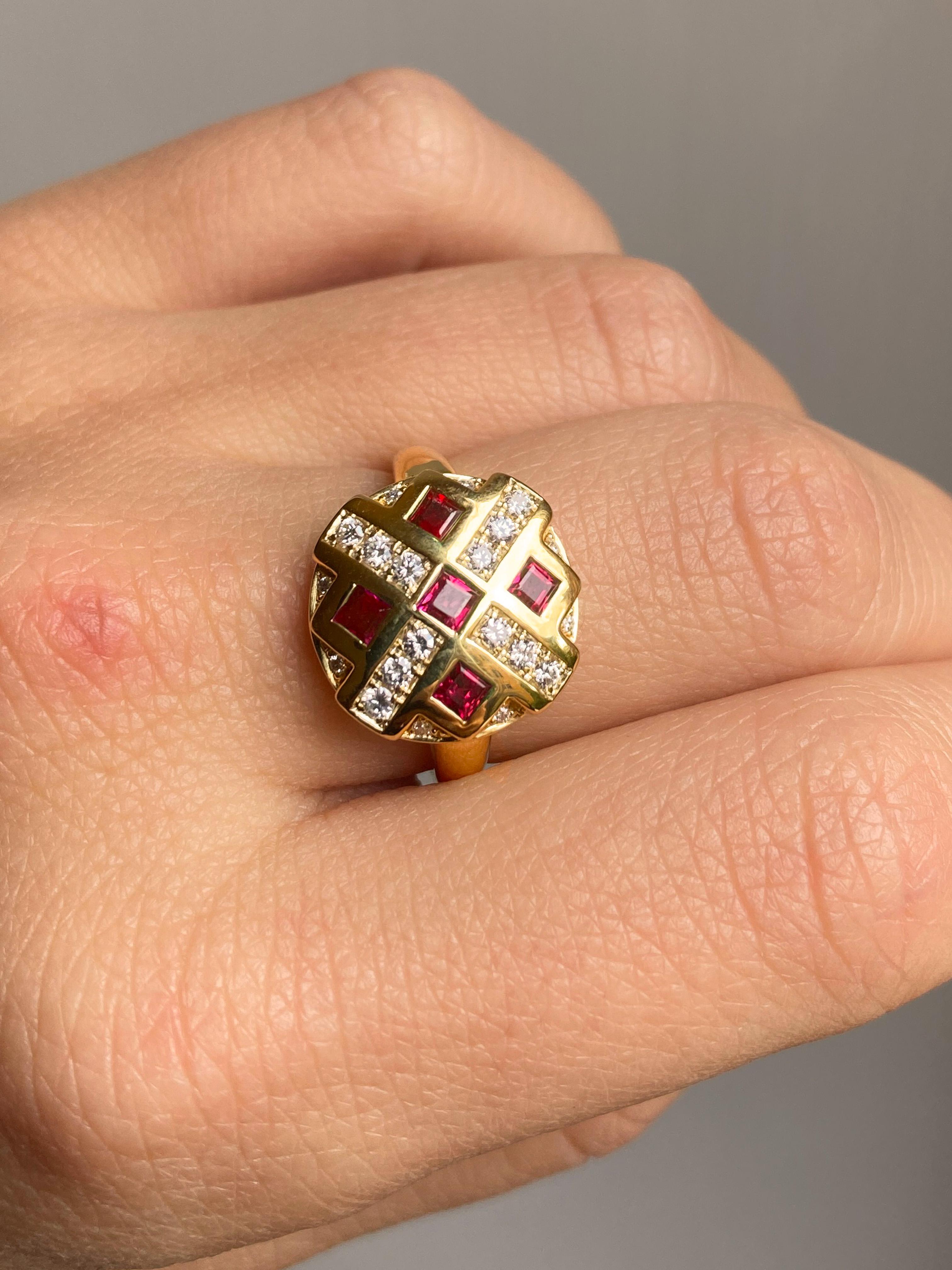 Bague cocktail Rubys Chess en or jaune 18k et diamants blancs Rossella Ugolini en vente 4