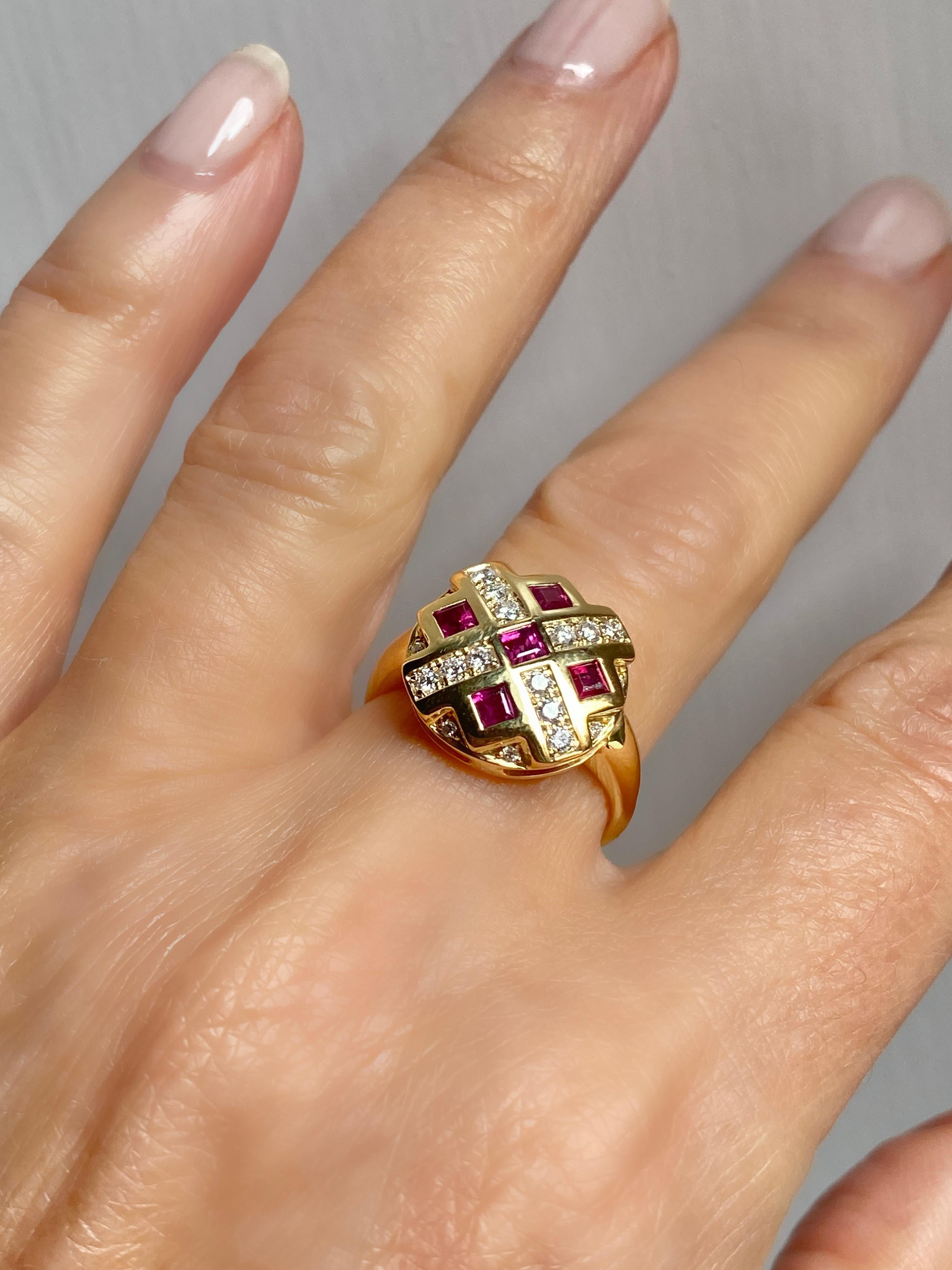 Bague cocktail Rubys Chess en or jaune 18k et diamants blancs Rossella Ugolini en vente 5