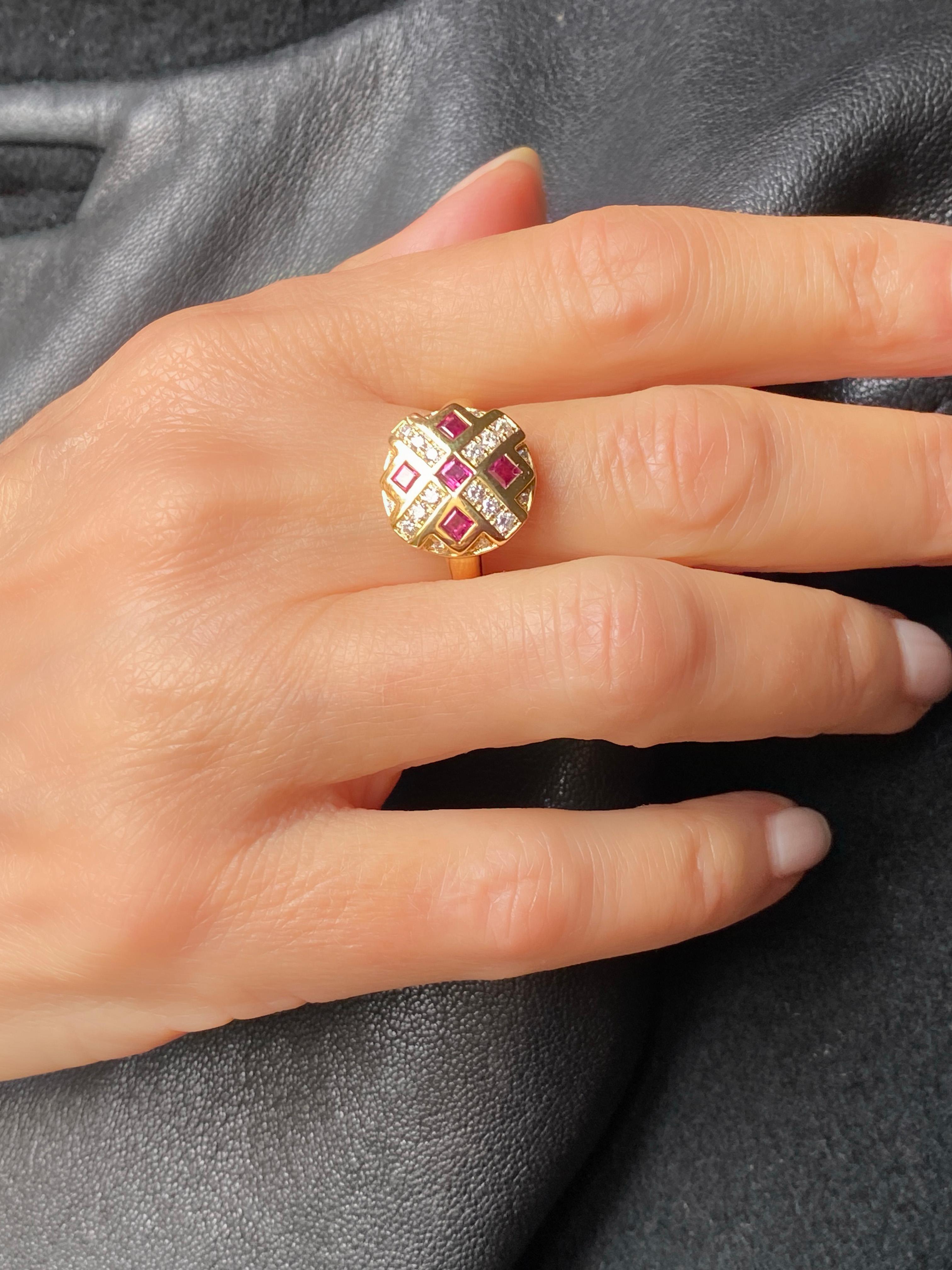 Bague cocktail Rubys Chess en or jaune 18k et diamants blancs Rossella Ugolini en vente 7