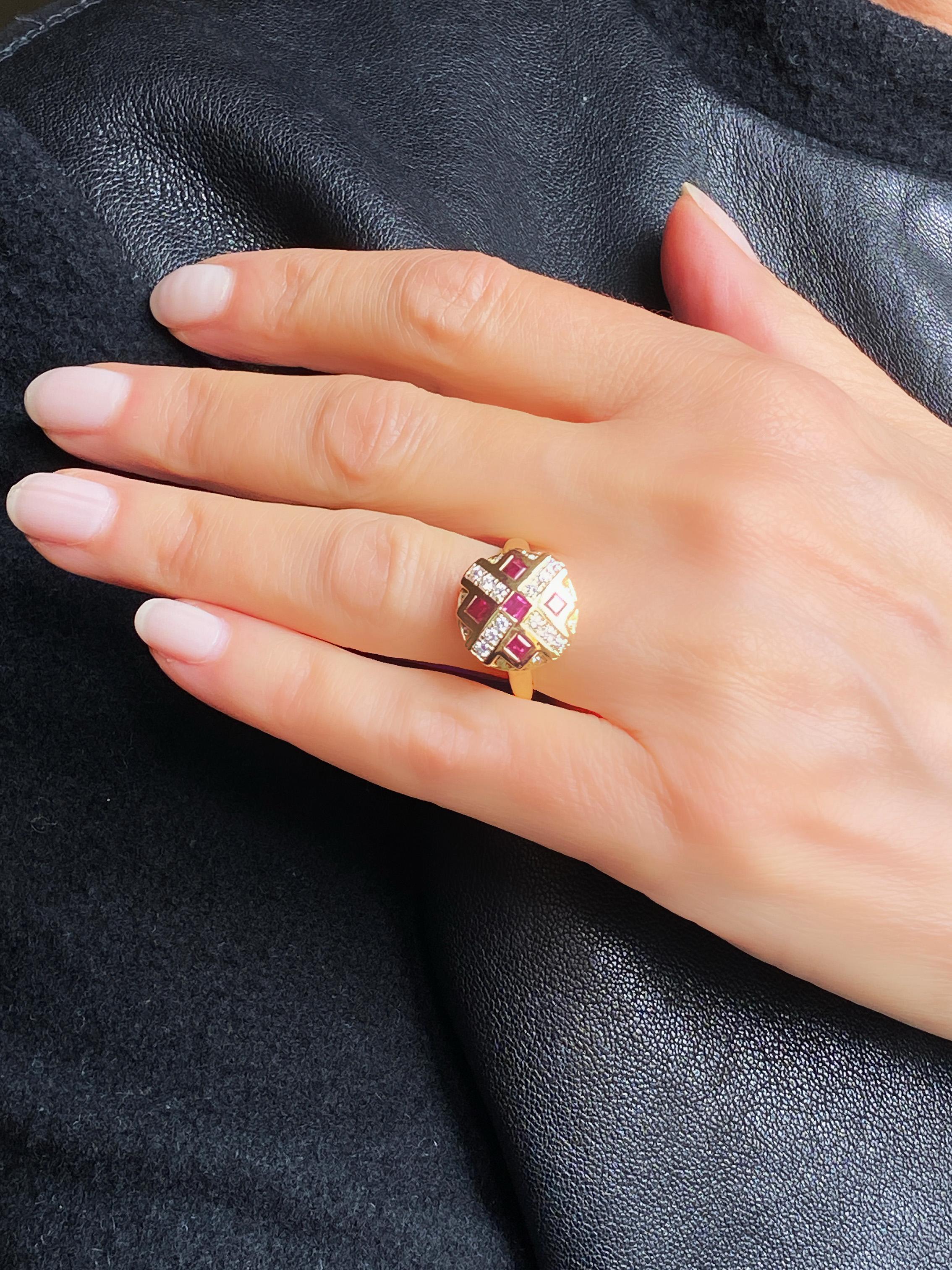 Bague cocktail Rubys Chess en or jaune 18k et diamants blancs Rossella Ugolini en vente 8