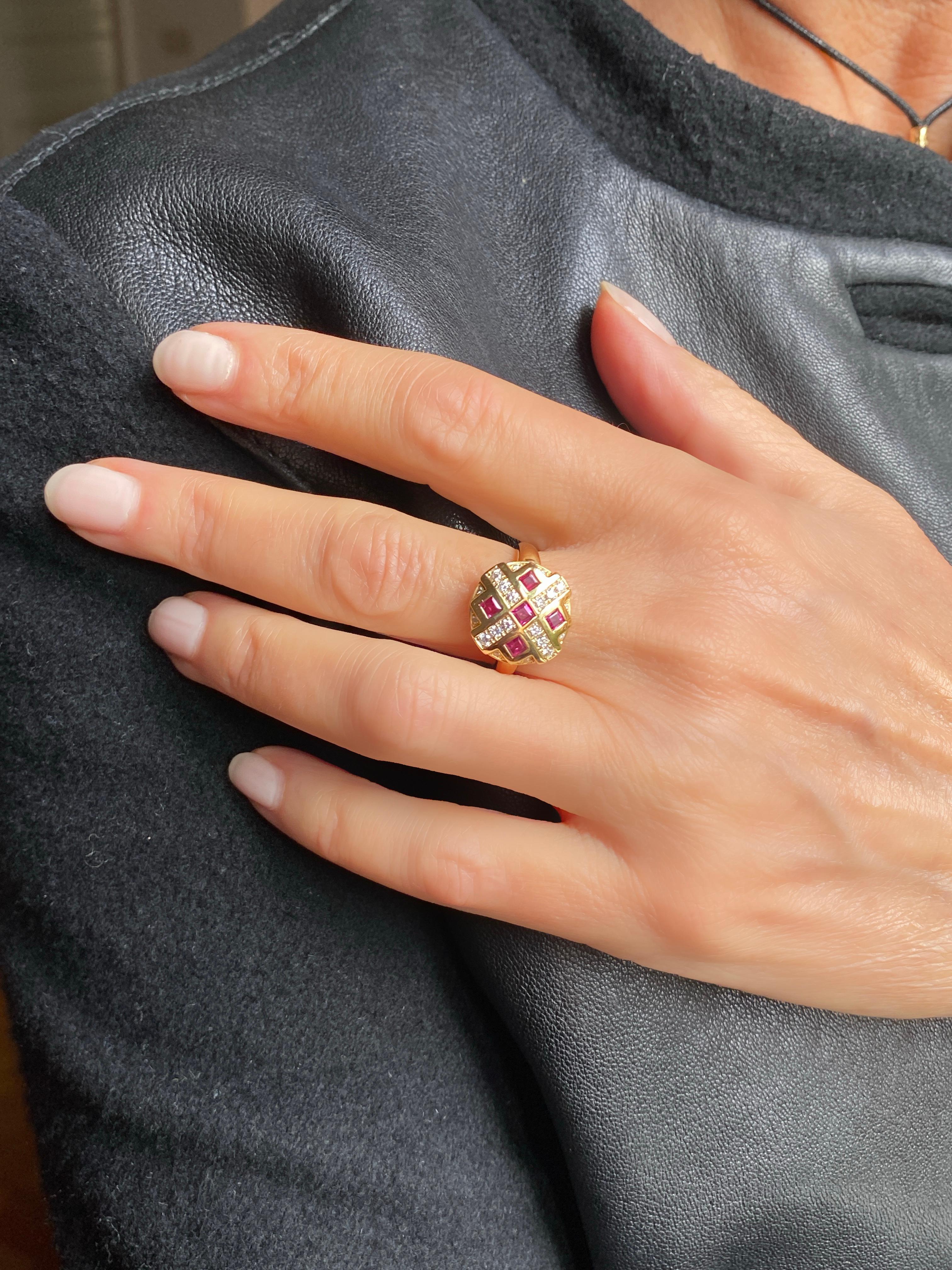 Rossella Ugolini Or jaune 18k 0.12 ct. Diamants blancs 0,50 ct. Bague cocktail Rubys Chess design.
L'allure stratégique du jeu d'échecs est représentée à la main sur cette bague de cocktail en or jaune 18 carats, ornée de 0,12 carat de diamants