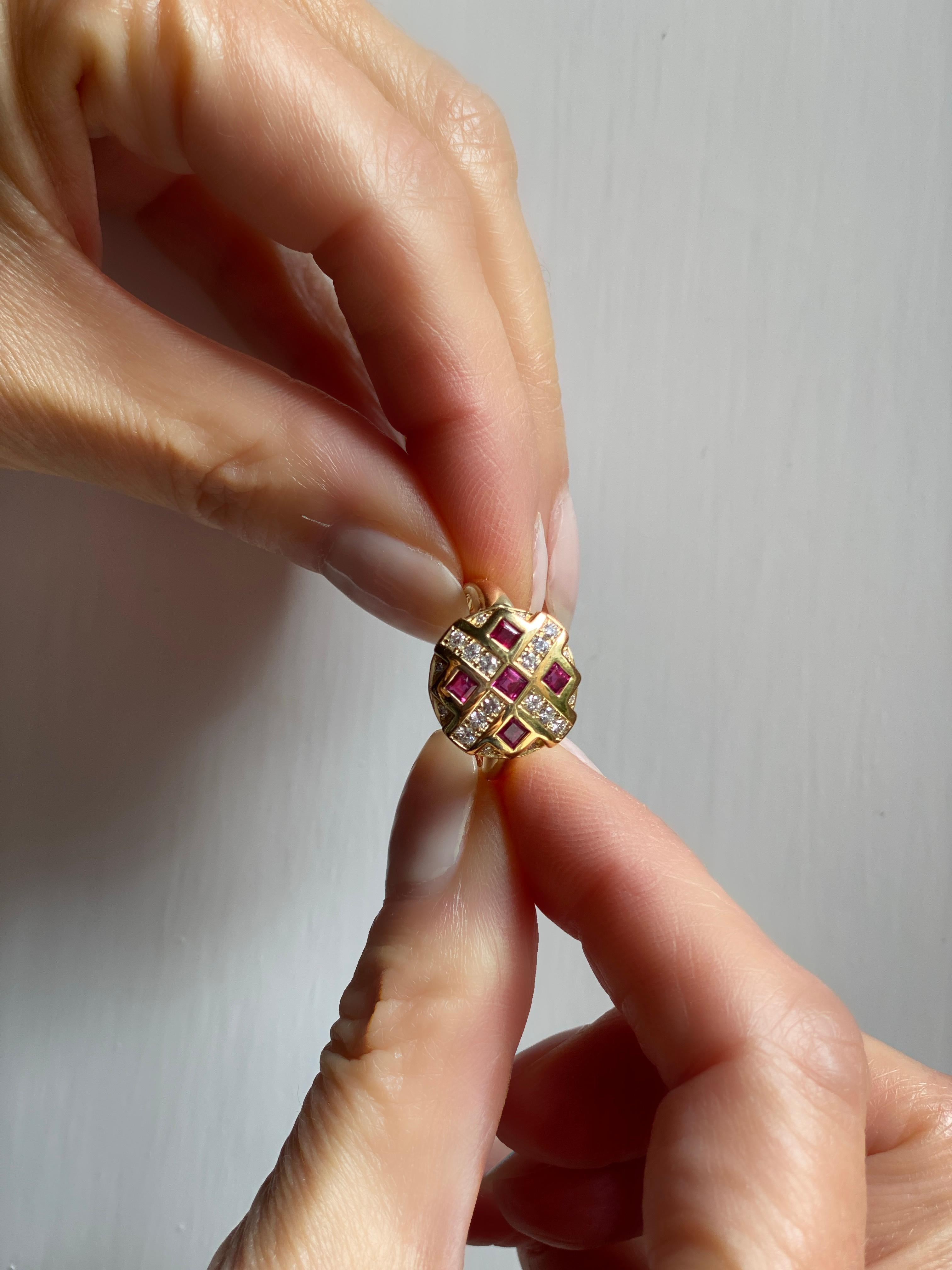 Art déco Bague cocktail Rubys Chess en or jaune 18k et diamants blancs Rossella Ugolini en vente