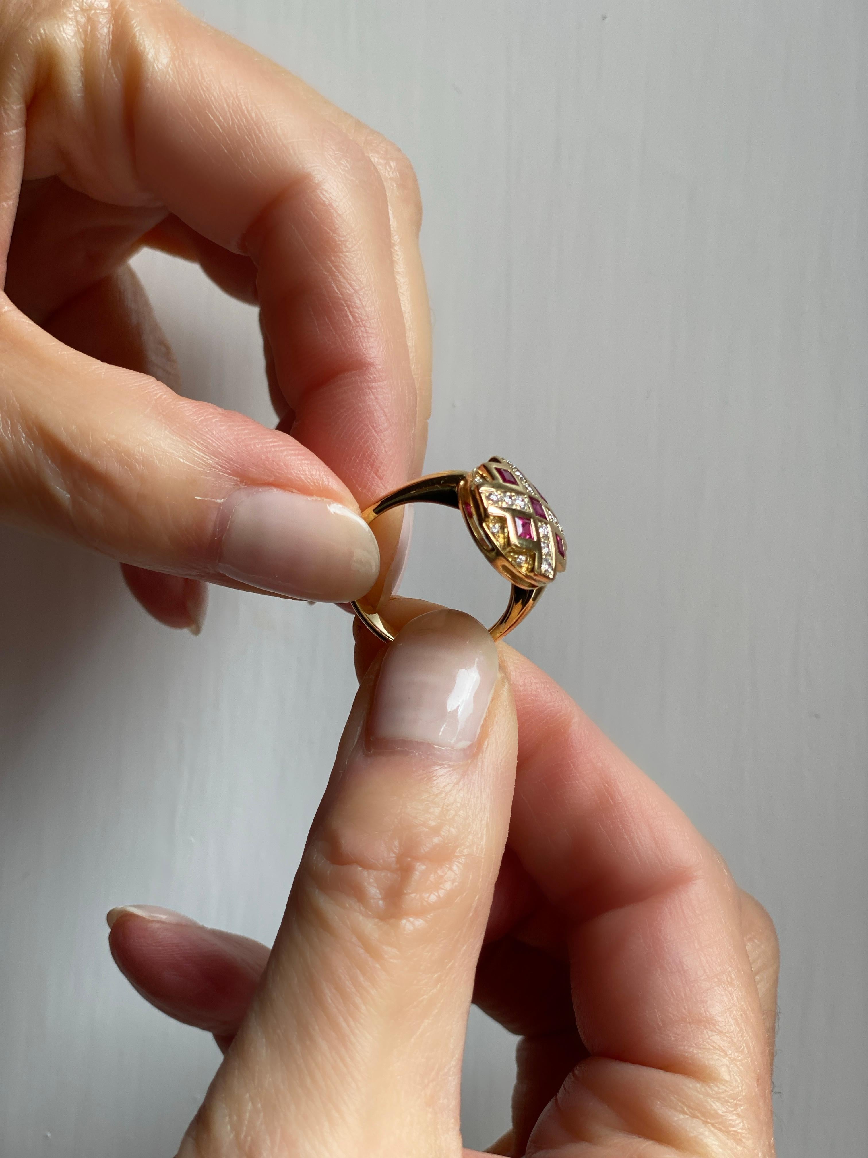 Taille carrée Bague cocktail Rubys Chess en or jaune 18k et diamants blancs Rossella Ugolini en vente