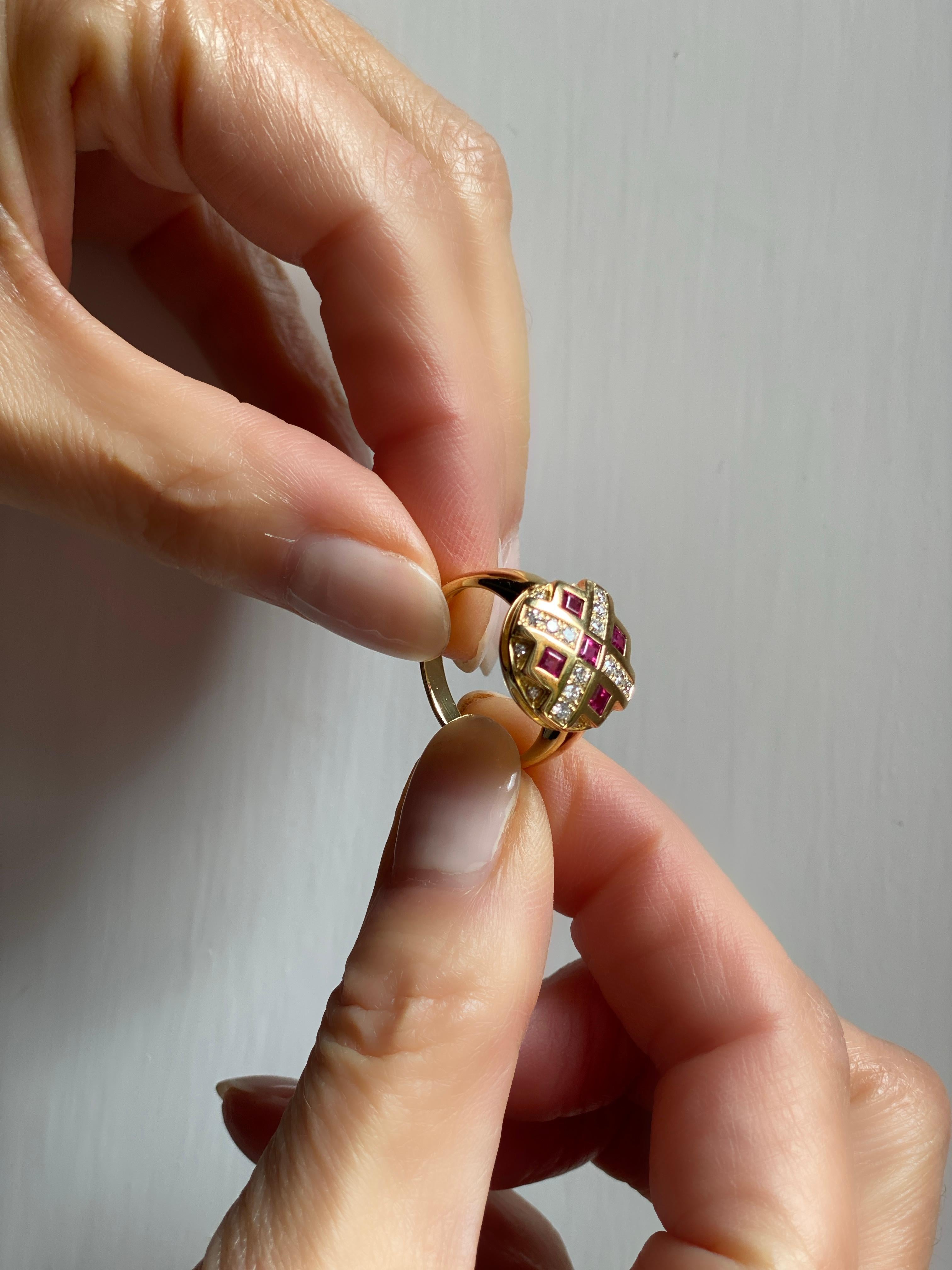 Bague cocktail Rubys Chess en or jaune 18k et diamants blancs Rossella Ugolini Neuf - En vente à Rome, IT